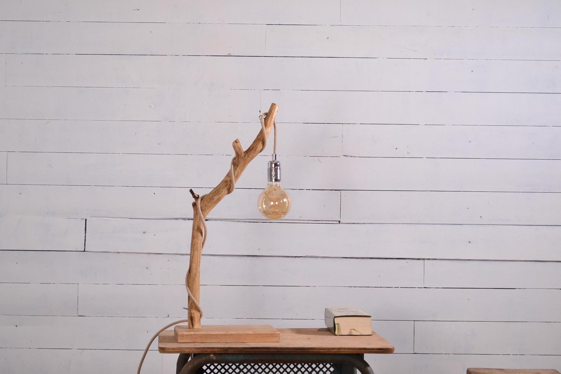 Lampe de table avec une belle branche patinée par le temps