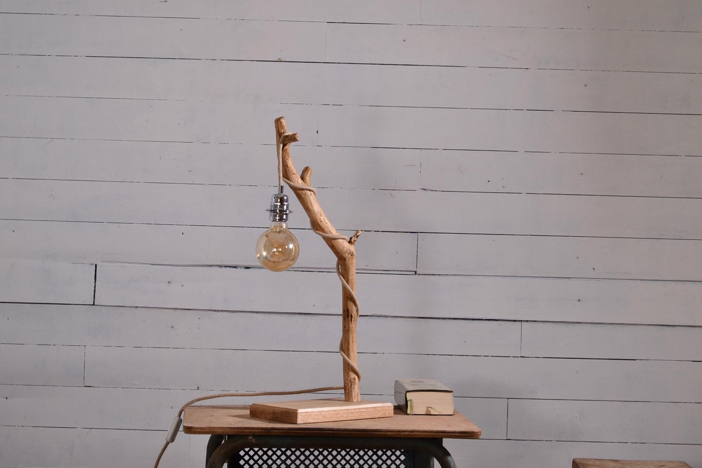 Lampe de table avec une belle branche patinée par le temps