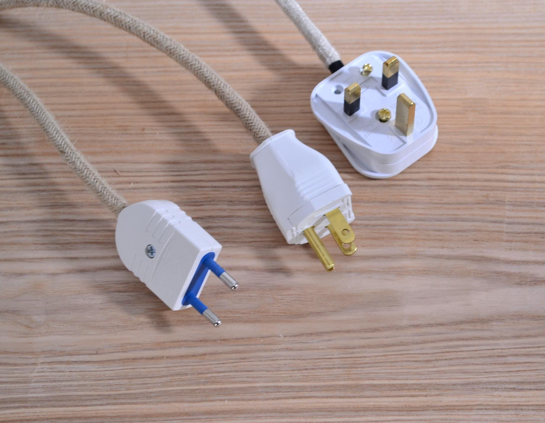 Lampadaire avec une belle branche de chêne, luminaire organique