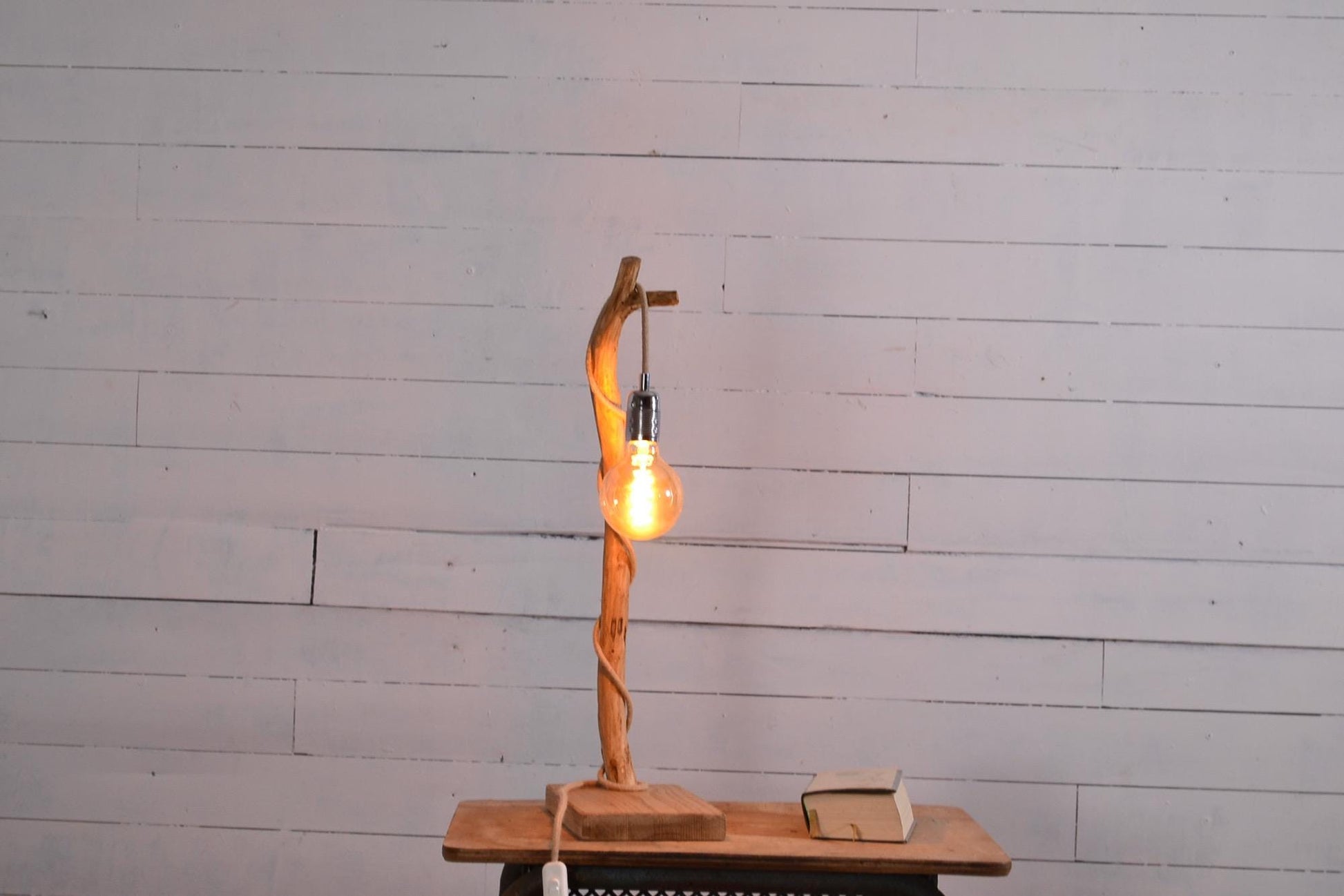 Lampe de table avec une belle branche patinée par le temps