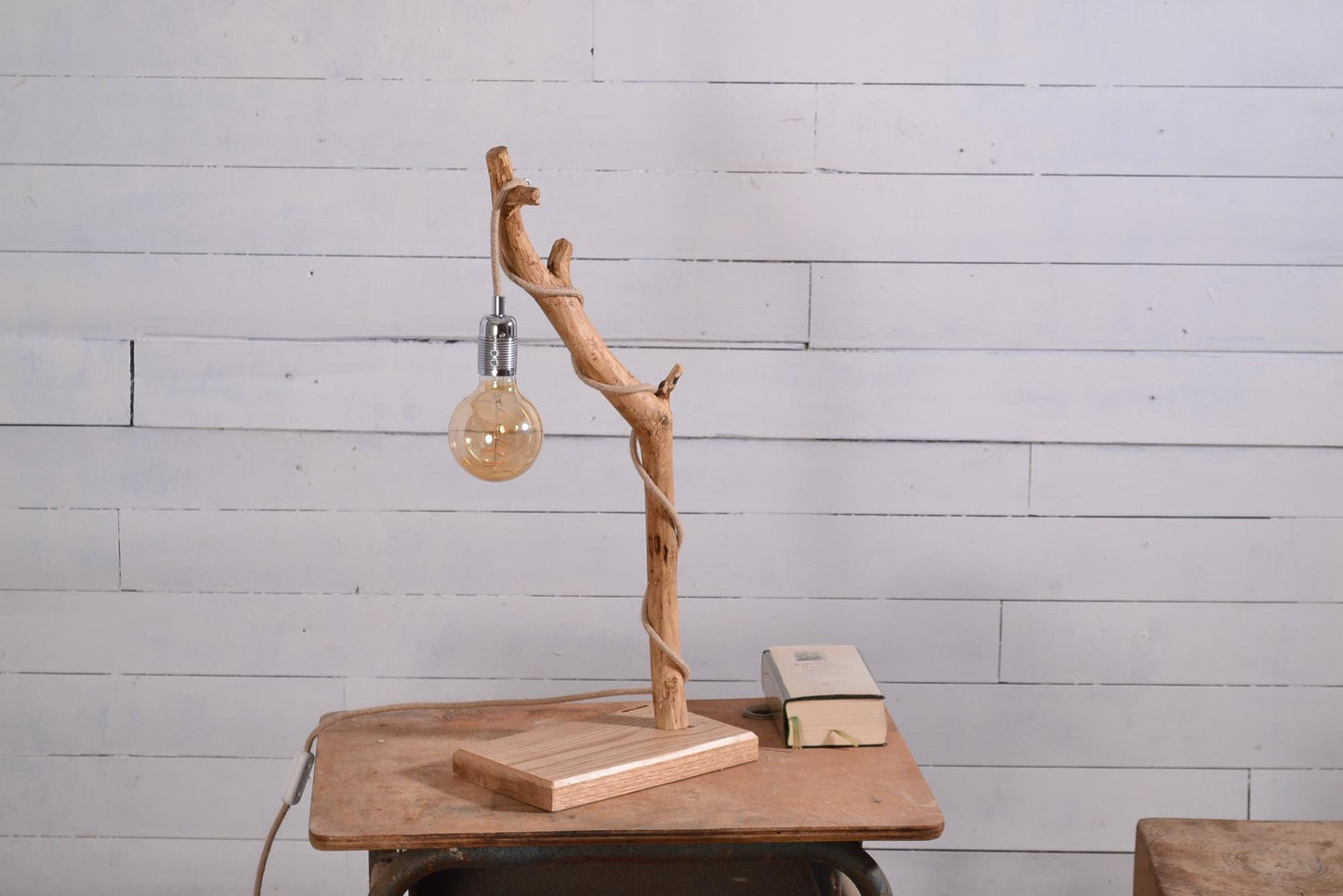 Lampe de table avec une belle branche patinée par le temps