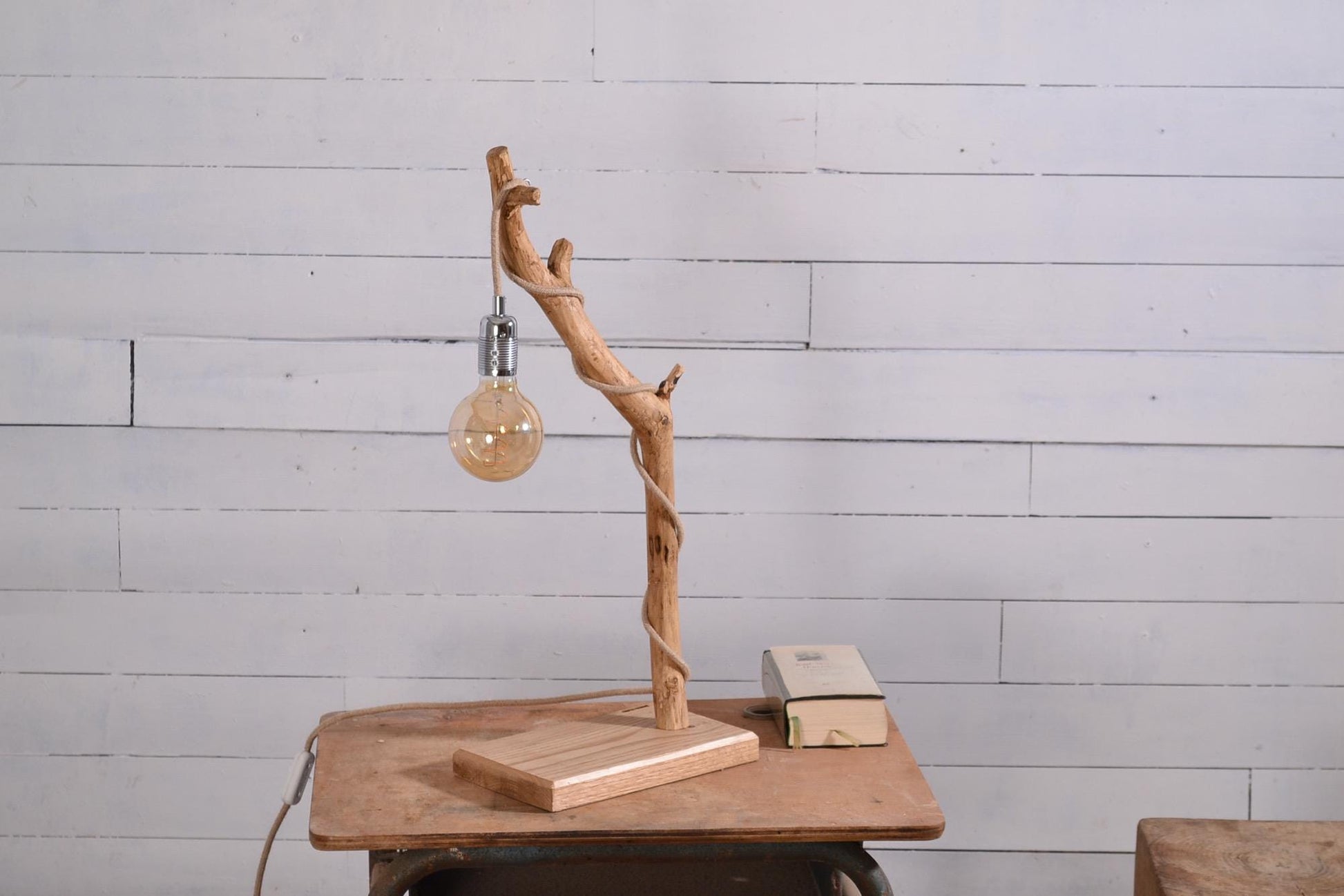 Lampe de table avec une belle branche patinée par le temps