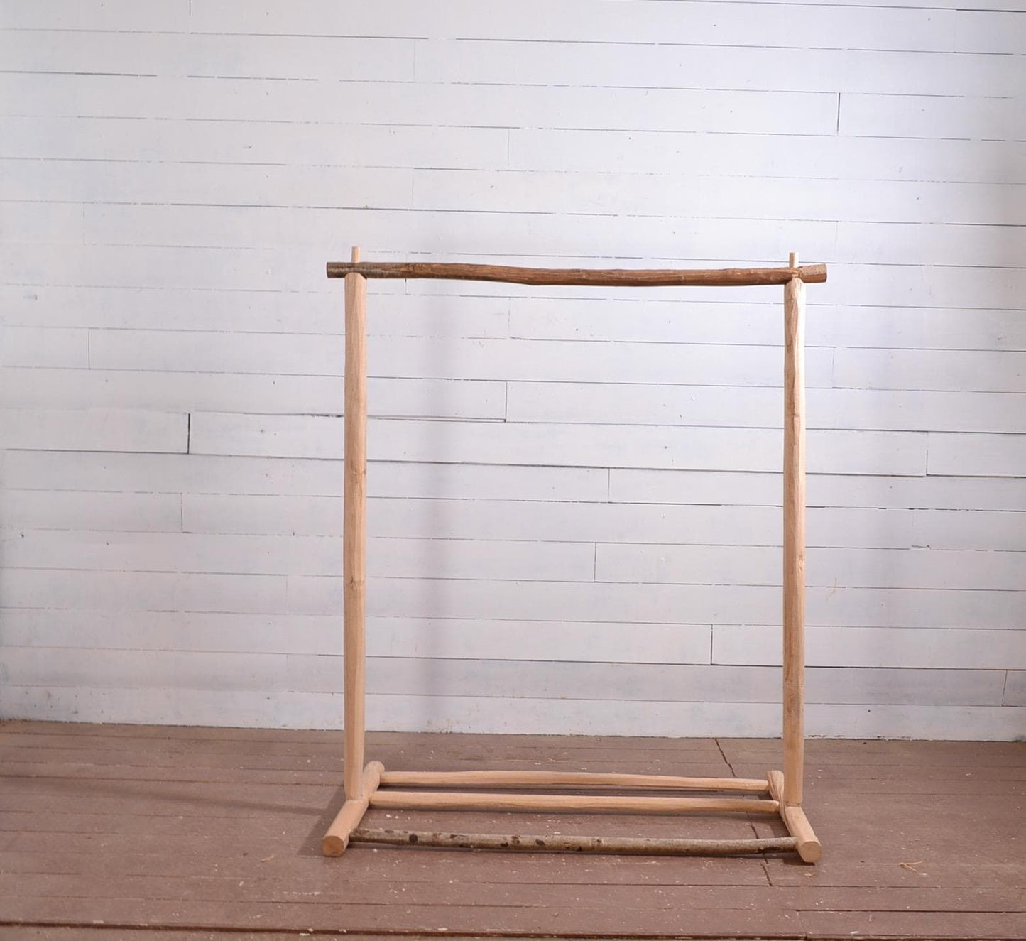 Portant vêtements en bois fait main, noisetier et châtaignier, esprit bohème