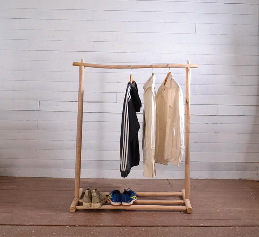 Portant vêtements bois brut avec étagère chaussures – Style bohème naturel pour chambre ou boutique, fait main en France