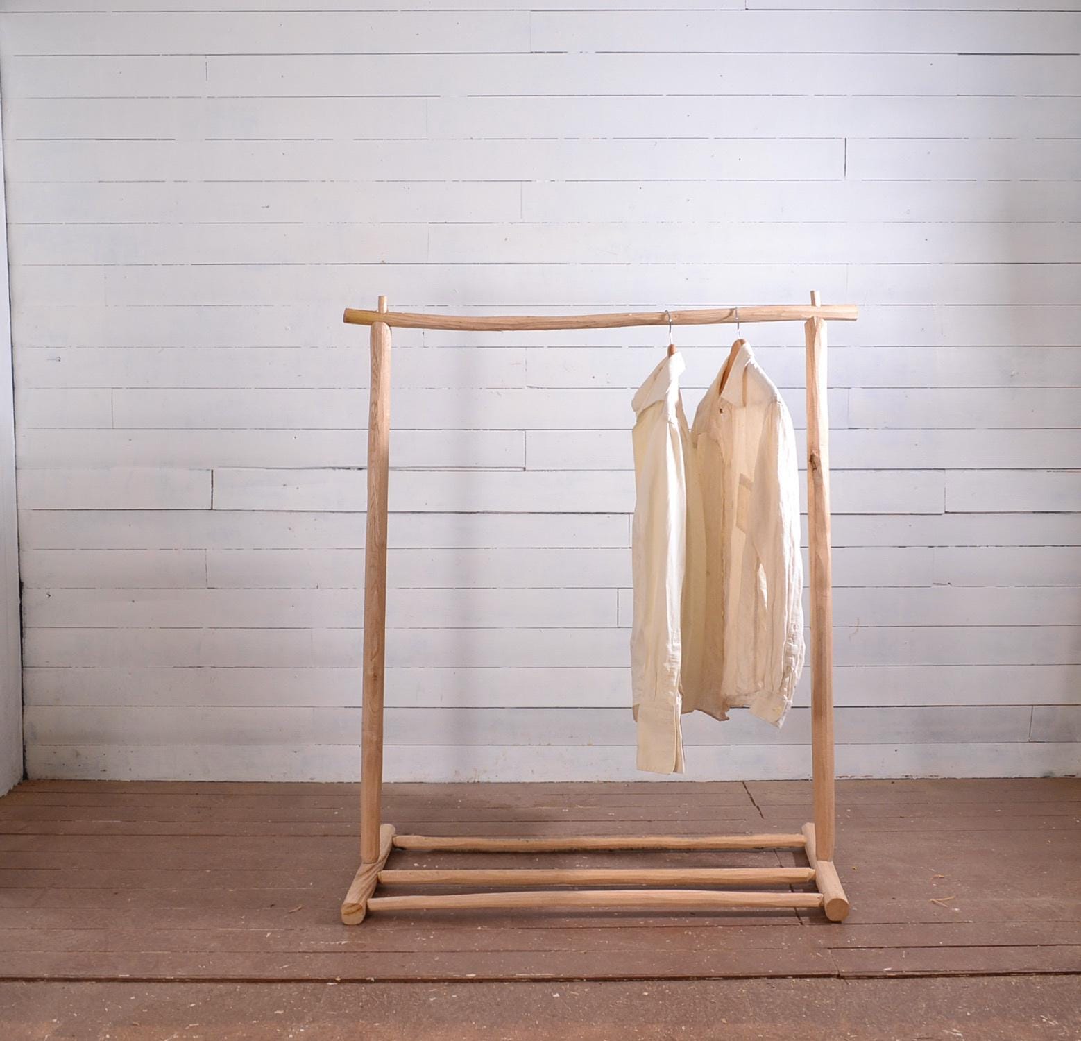 Portant vêtements bois brut avec étagère chaussures – Style bohème naturel pour chambre ou boutique, fait main en France