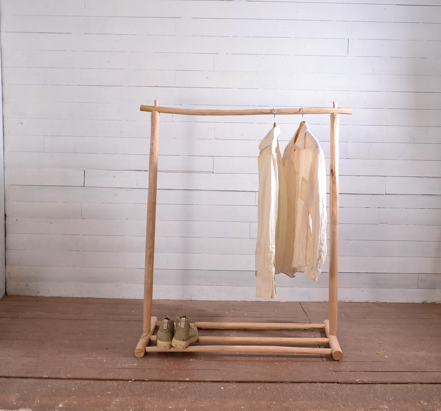 Portant vêtements bois brut avec étagère chaussures – Style bohème naturel pour chambre ou boutique, fait main en France