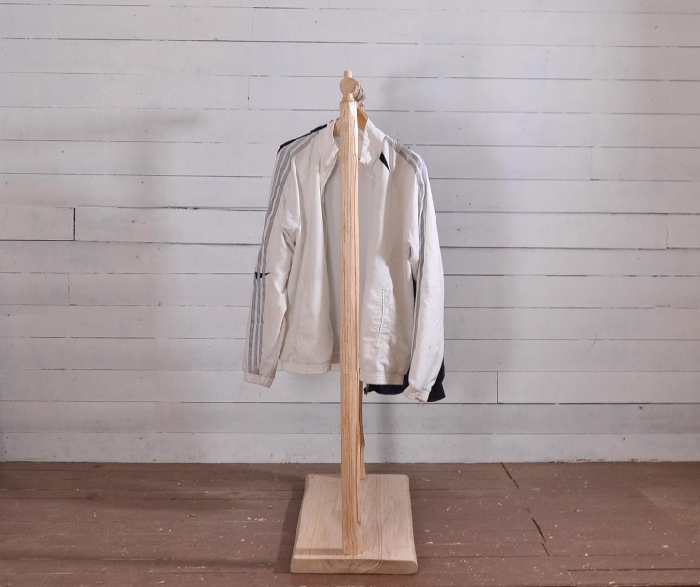 Portant vêtements en bois naturel