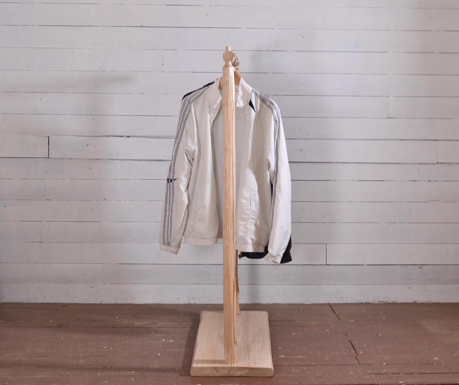 Portant vêtements en bois naturel
