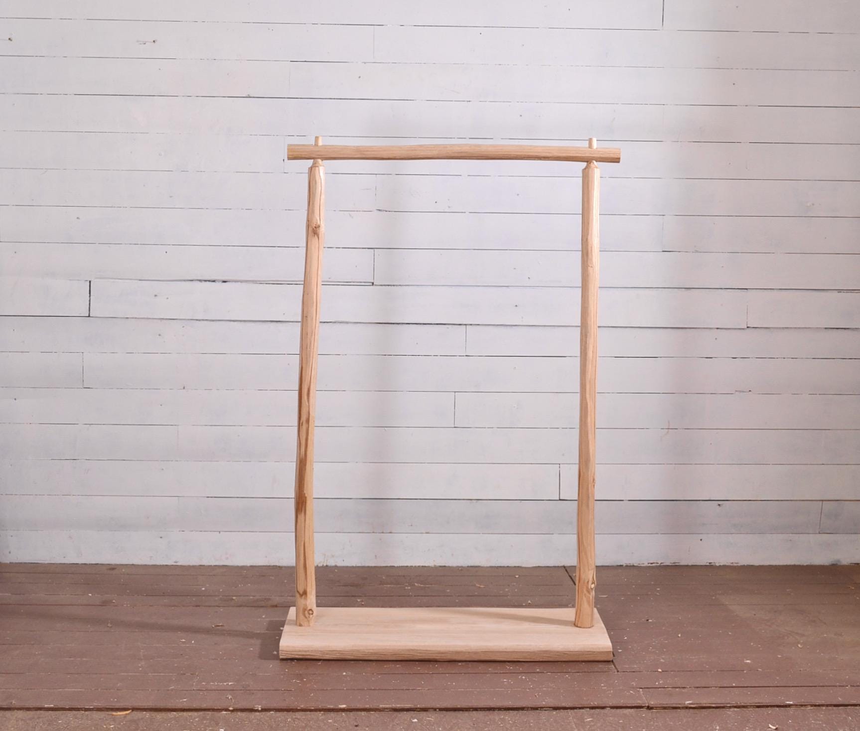 Portant vêtements en bois naturel