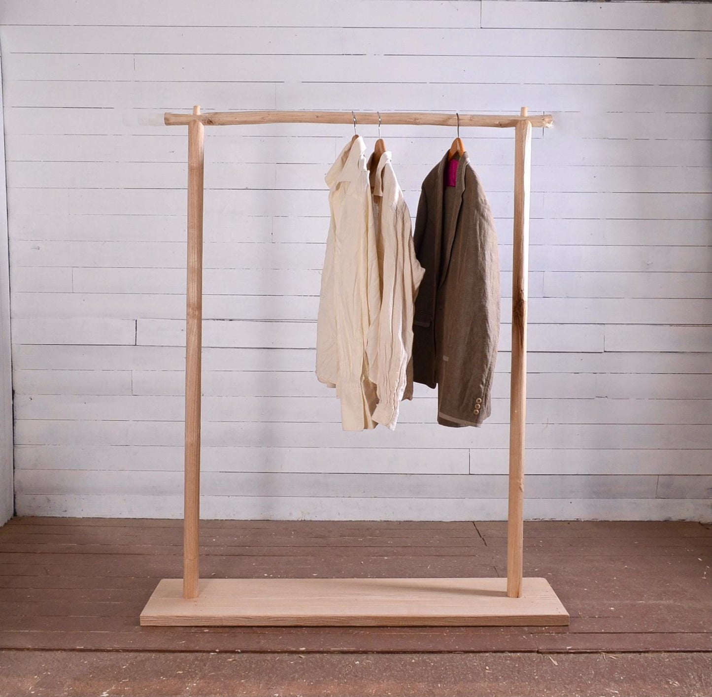 Portant vêtements en bois naturel