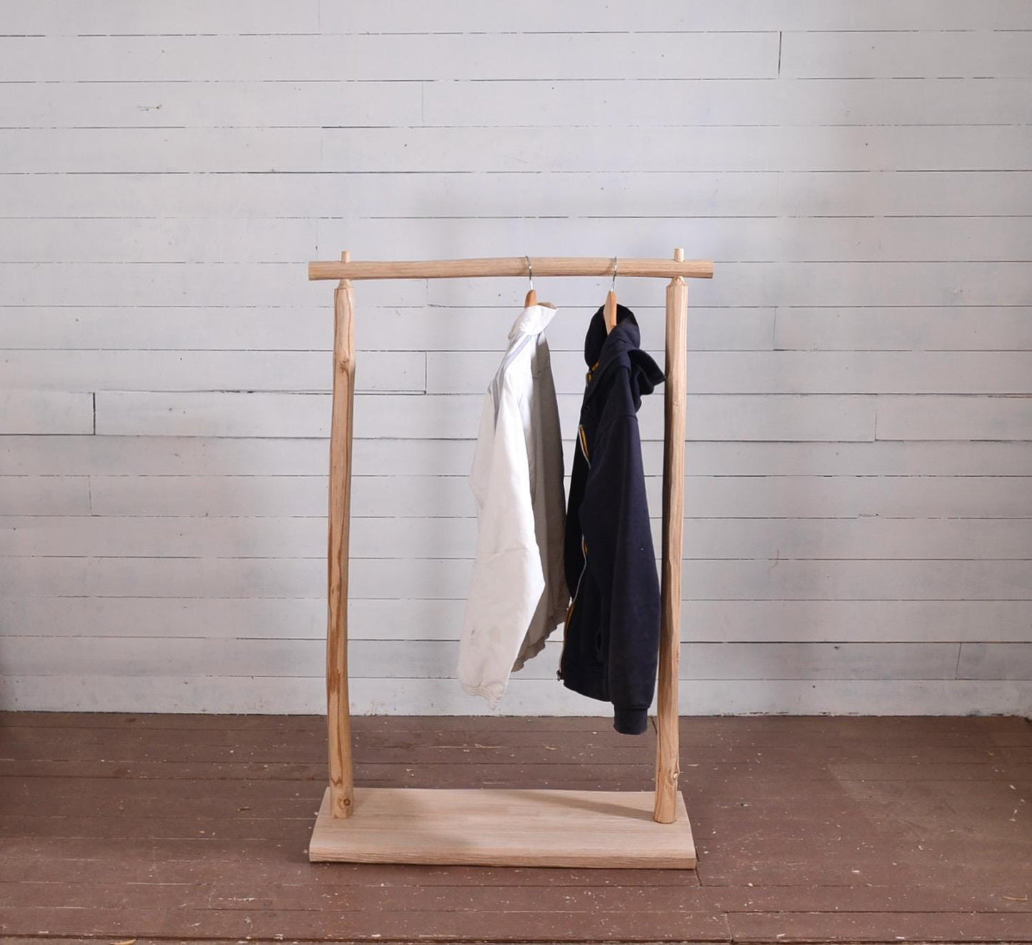 Portant vêtements en bois naturel