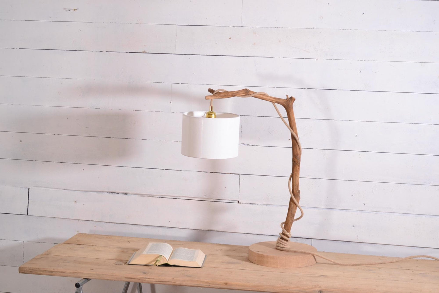 Lampe en bois naturel avec branche – Lampe artisanale bohème – Luminaire en châtaignier et lin – Décoration nature japandi