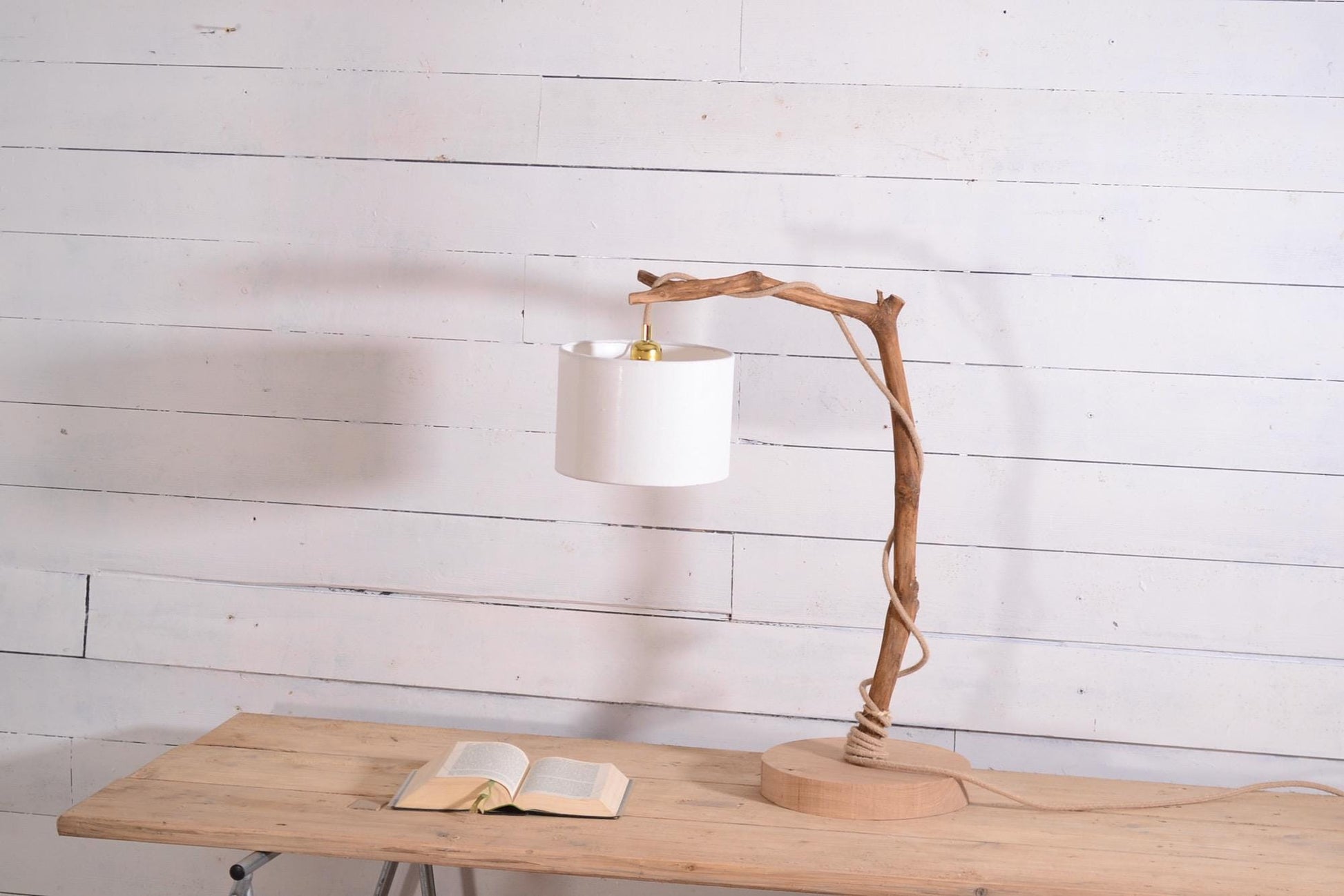 Lampe en bois naturel avec branche – Lampe artisanale bohème – Luminaire en châtaignier et lin – Décoration nature japandi