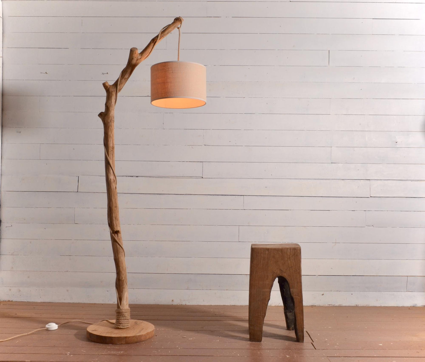 Lampadaire en chêne massif fait main – bois naturel, abat-jour en jute clair ou coton blanc, cordon jute, style artisanal bohème