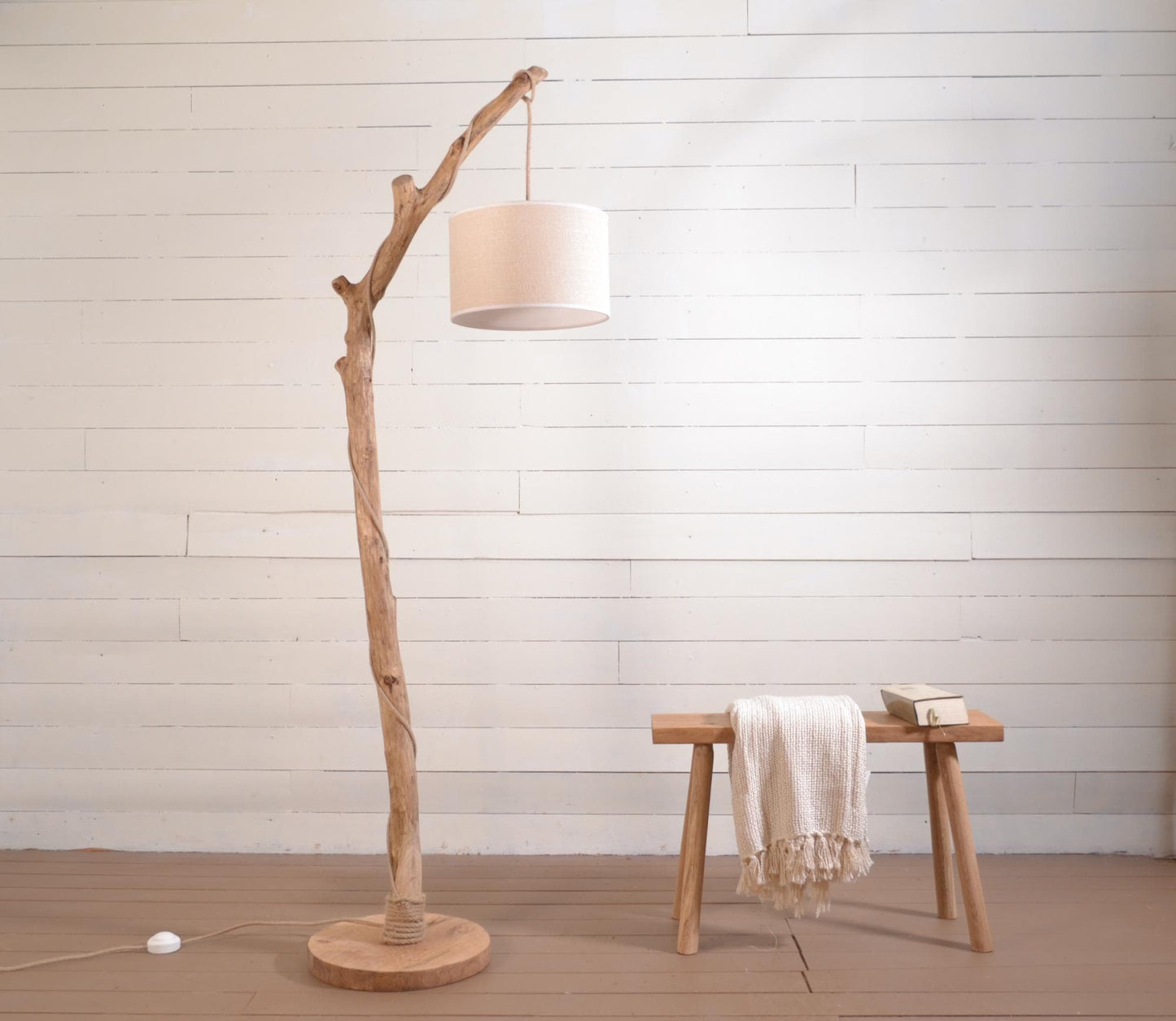 Lampadaire en chêne massif fait main – bois naturel, abat-jour en jute clair ou coton blanc, cordon jute, style artisanal bohème