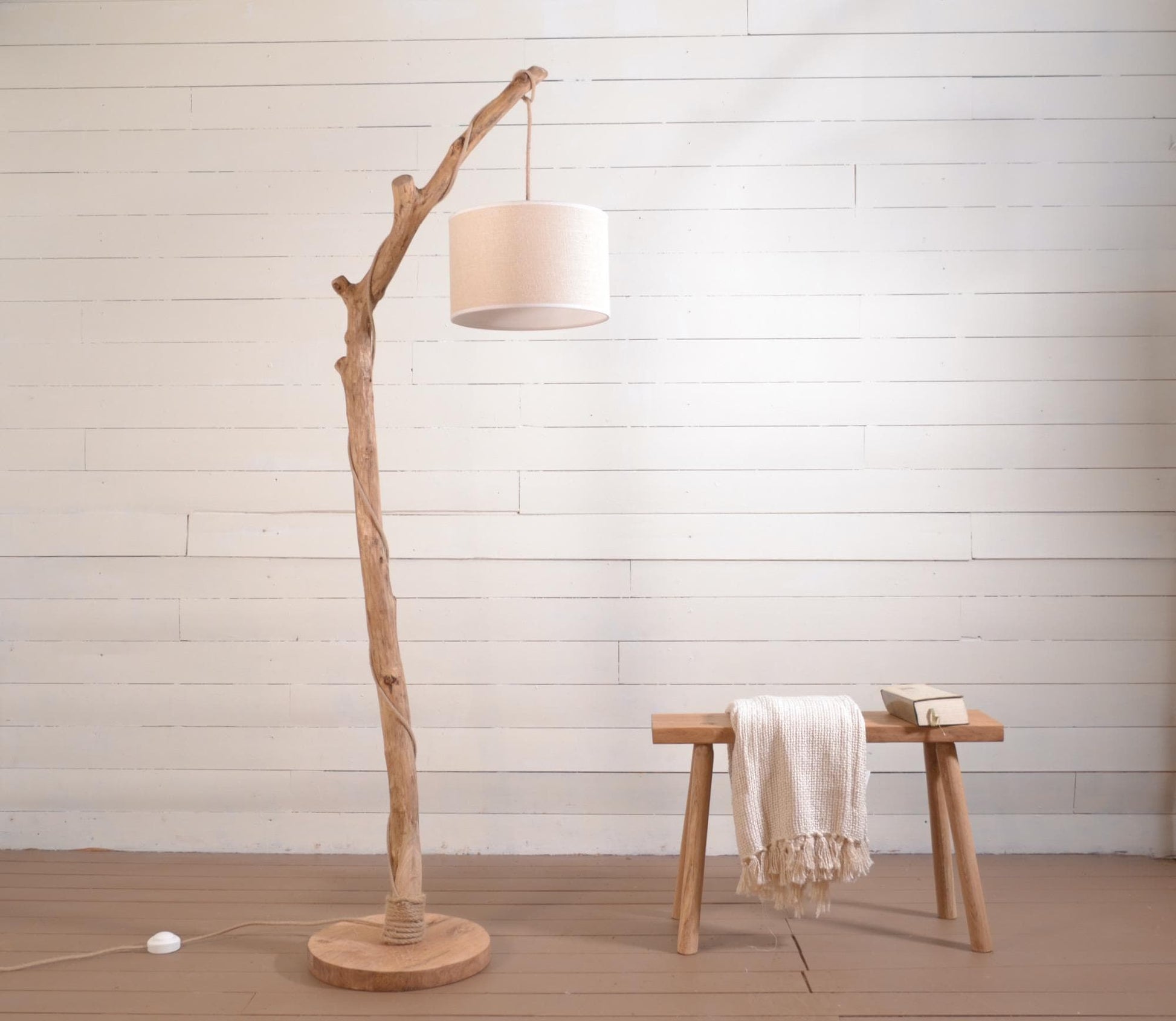 Lampadaire en chêne massif fait main – bois naturel, abat-jour en jute clair ou coton blanc, cordon jute, style artisanal bohème