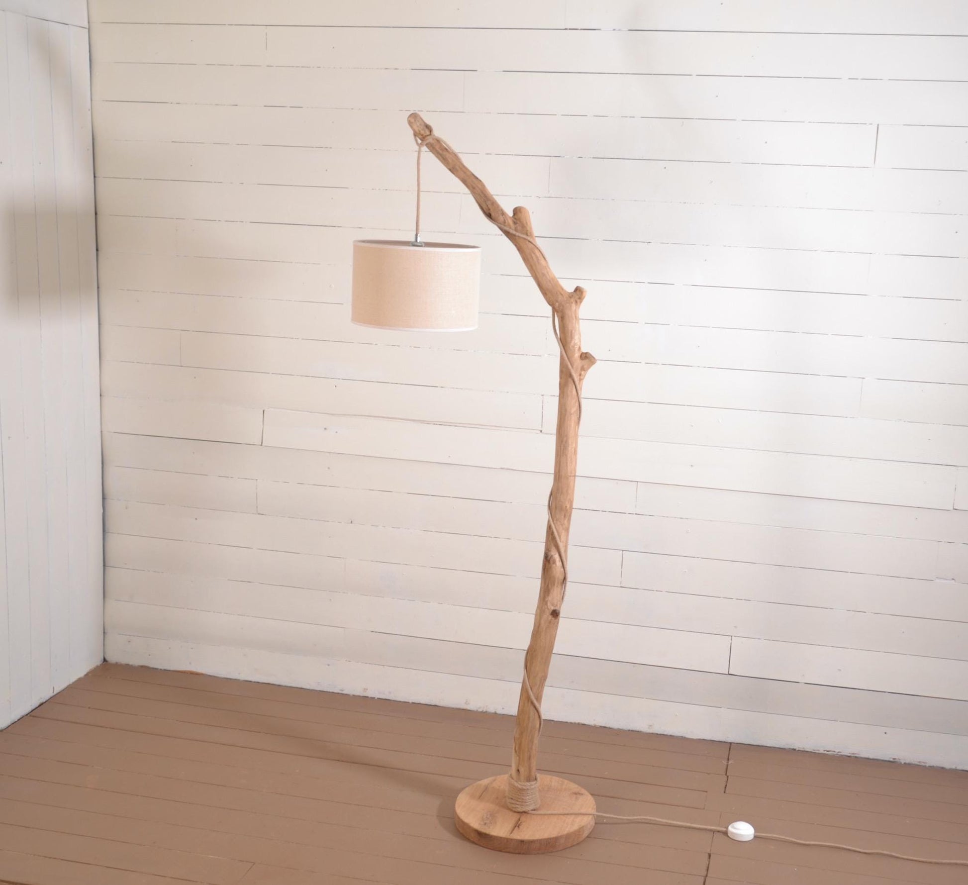 Lampadaire en chêne massif fait main – bois naturel, abat-jour en jute clair ou coton blanc, cordon jute, style artisanal bohème
