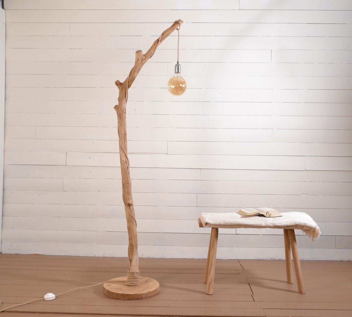 Lampadaire en chêne massif fait main – bois naturel, abat-jour en jute clair ou coton blanc, cordon jute, style artisanal bohème