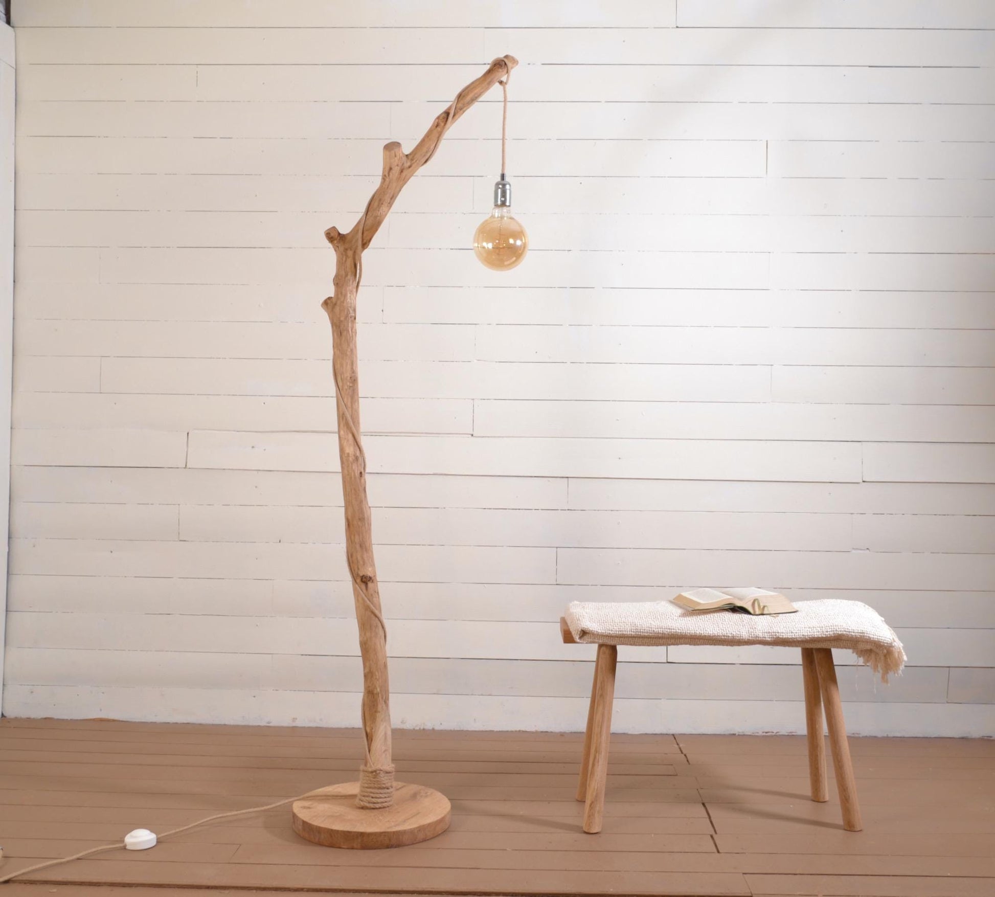 Lampadaire en chêne massif fait main – bois naturel, abat-jour en jute clair ou coton blanc, cordon jute, style artisanal bohème