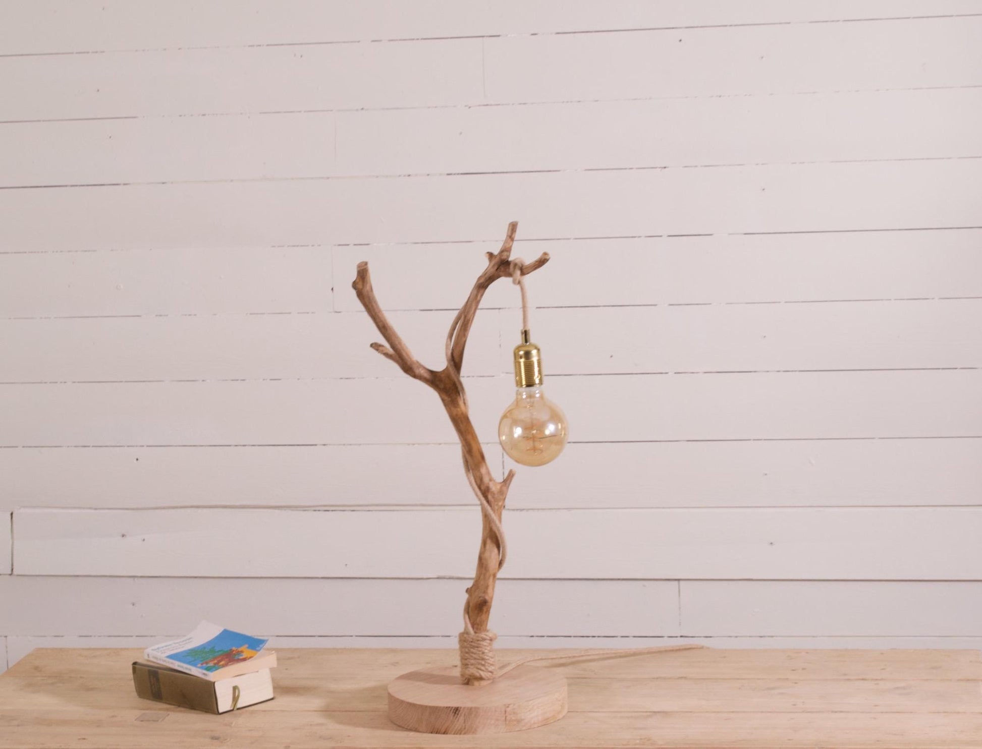 Lampe de table avec une belle branche patinée par le temps