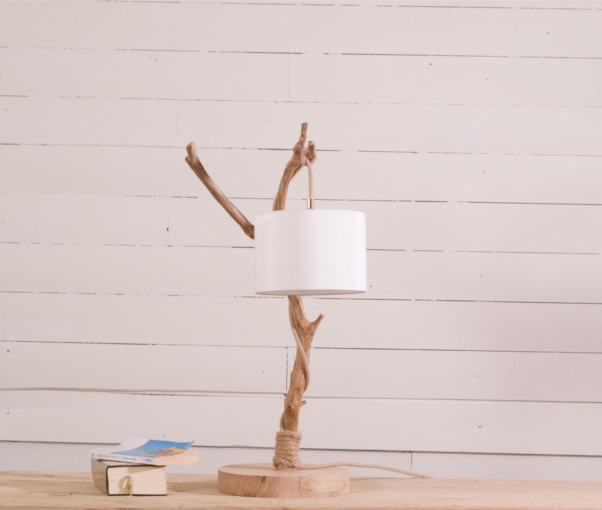 Lampe de table avec une belle branche patinée par le temps