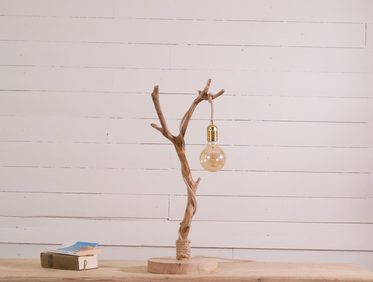 Lampe de table avec une belle branche patinée par le temps