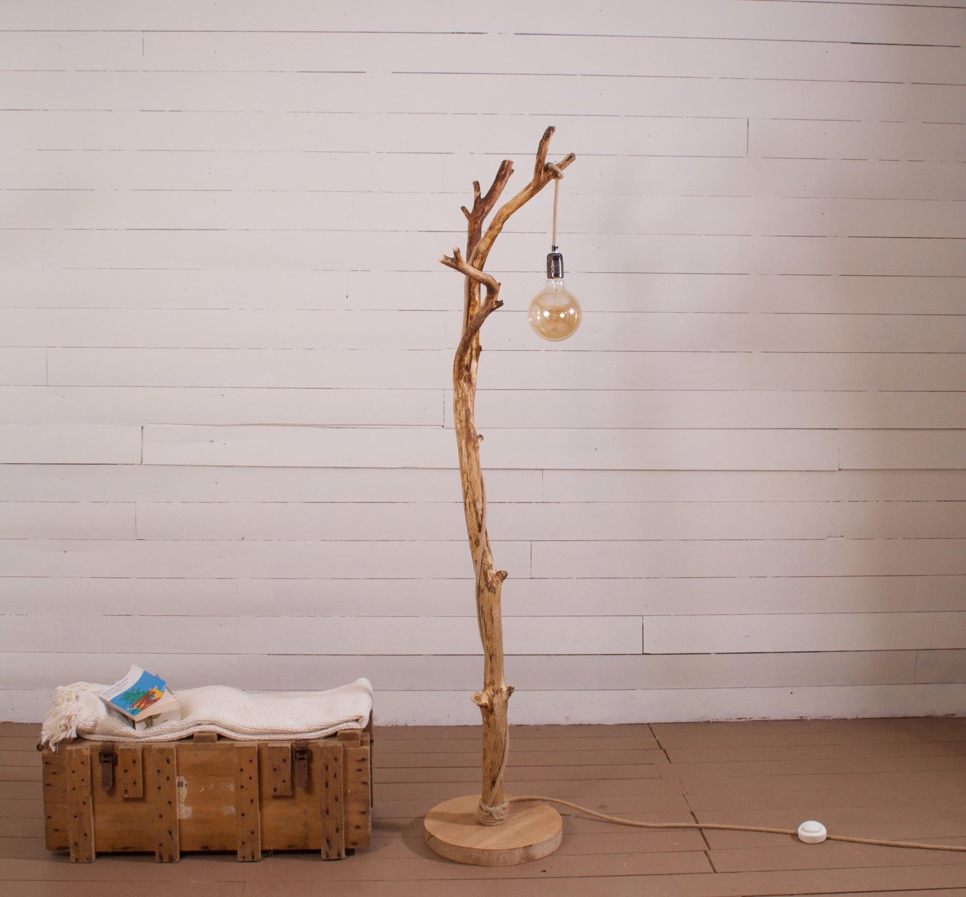 Lampadaire branche patinée en chêne fait main – bois naturel, abat-jour en jute clair ou coton blanc, cordon jute, style artisanal bohème
