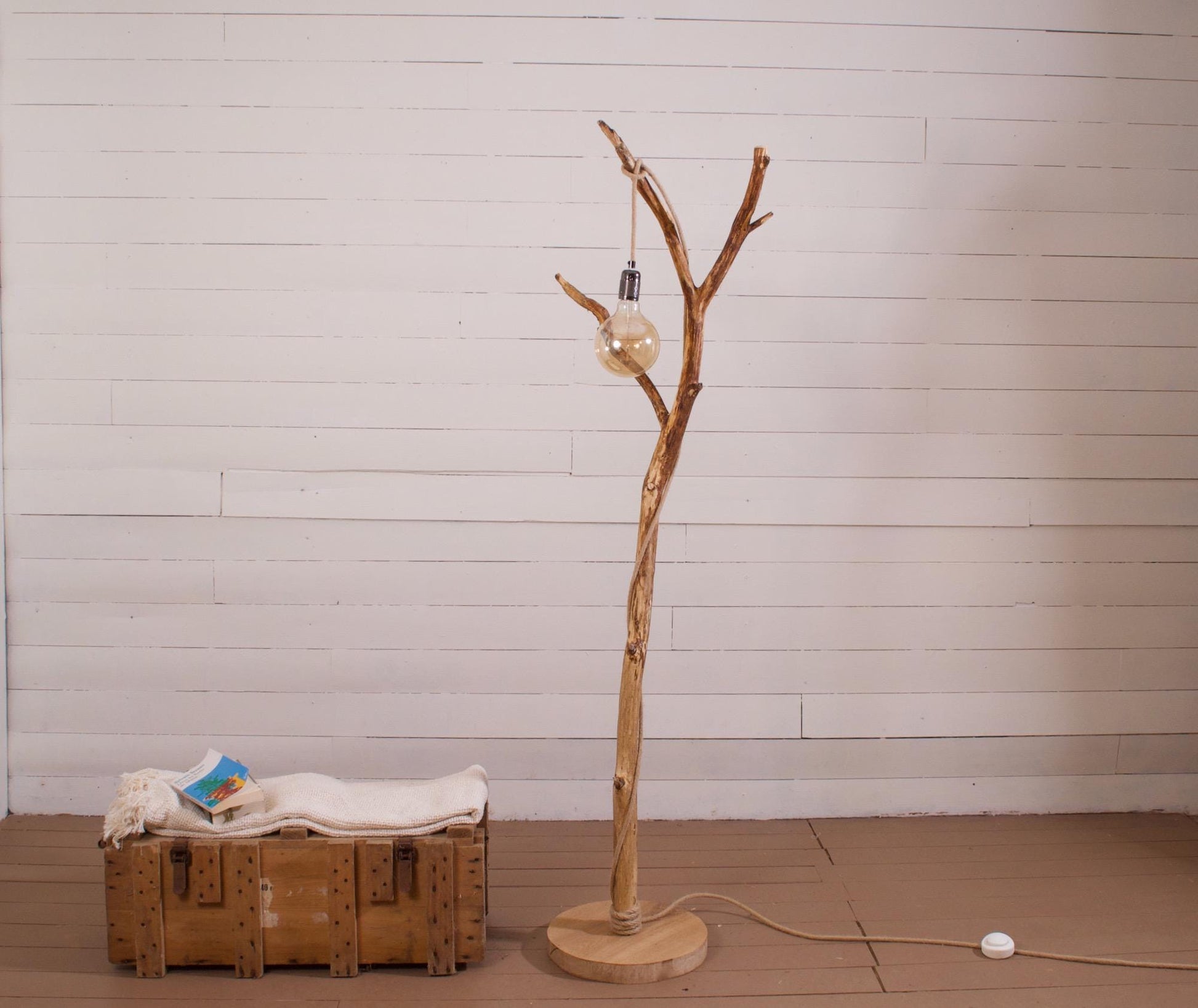Lampadaire branche patinée en chêne fait main – bois naturel, abat-jour en jute clair ou coton blanc, cordon jute, style artisanal bohème
