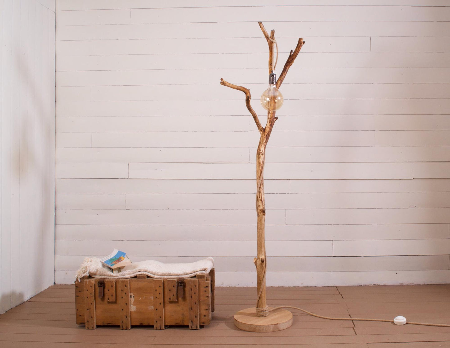Lampadaire branche patinée en chêne fait main – bois naturel, abat-jour en jute clair ou coton blanc, cordon jute, style artisanal bohème