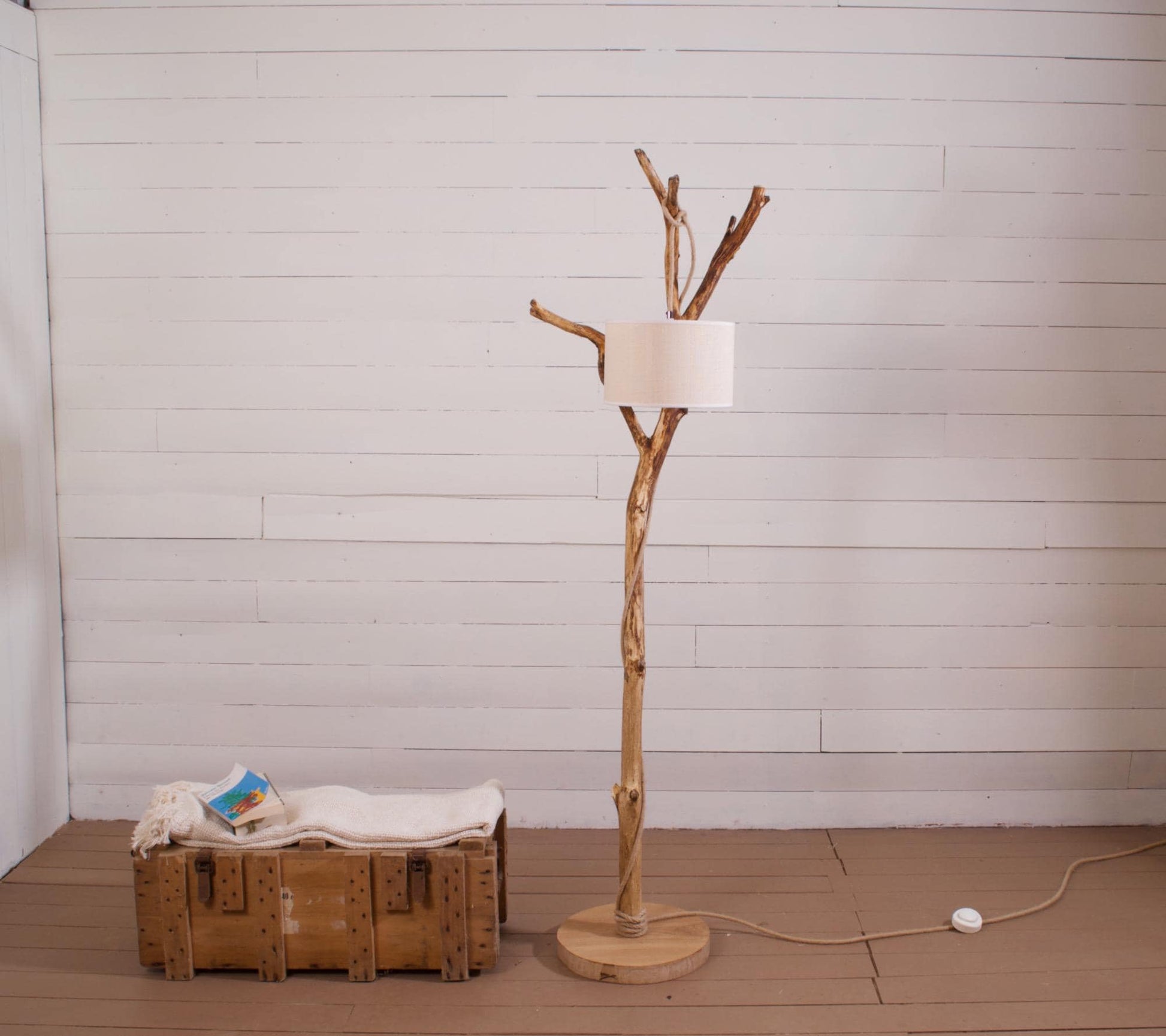 Lampadaire branche patinée en chêne fait main – bois naturel, abat-jour en jute clair ou coton blanc, cordon jute, style artisanal bohème