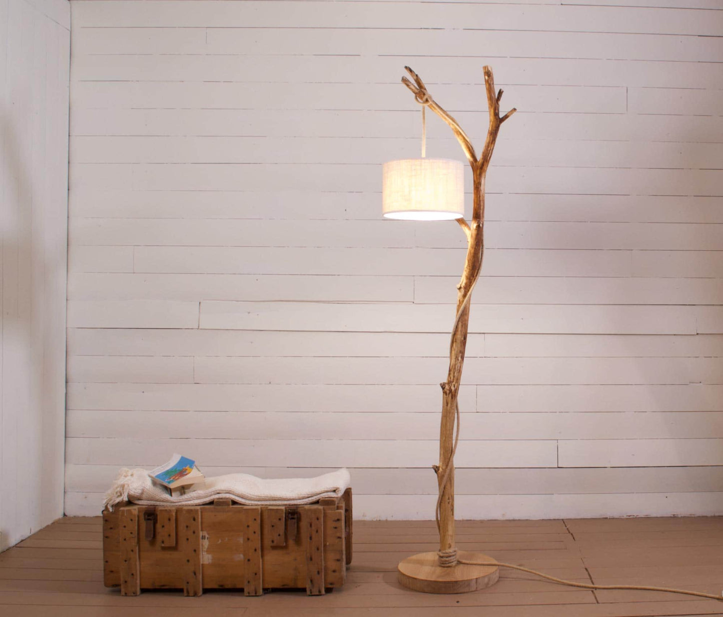 Lampadaire branche patinée en chêne fait main – bois naturel, abat-jour en jute clair ou coton blanc, cordon jute, style artisanal bohème