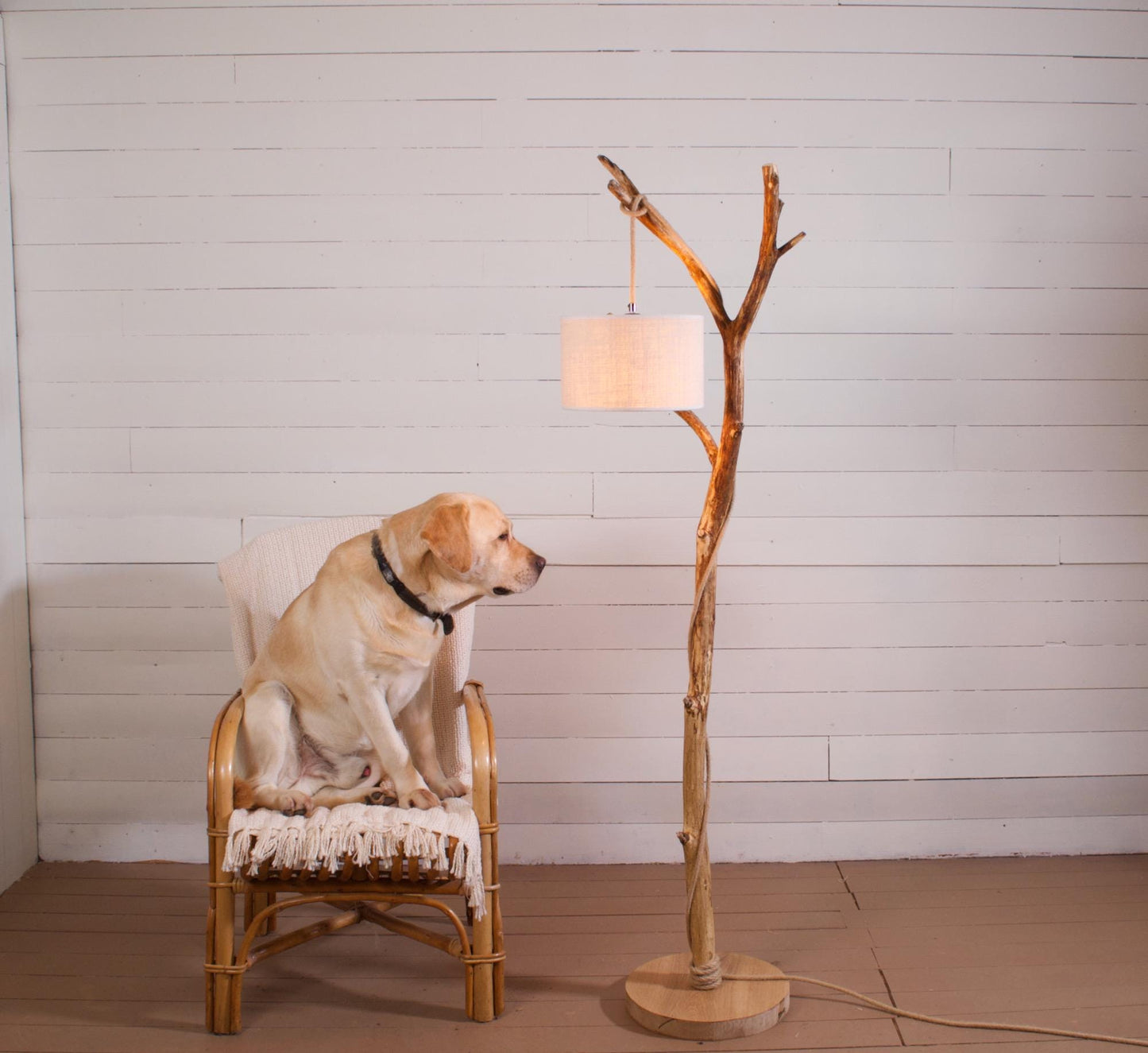 Lampadaire branche patinée en chêne fait main – bois naturel, abat-jour en jute clair ou coton blanc, cordon jute, style artisanal bohème