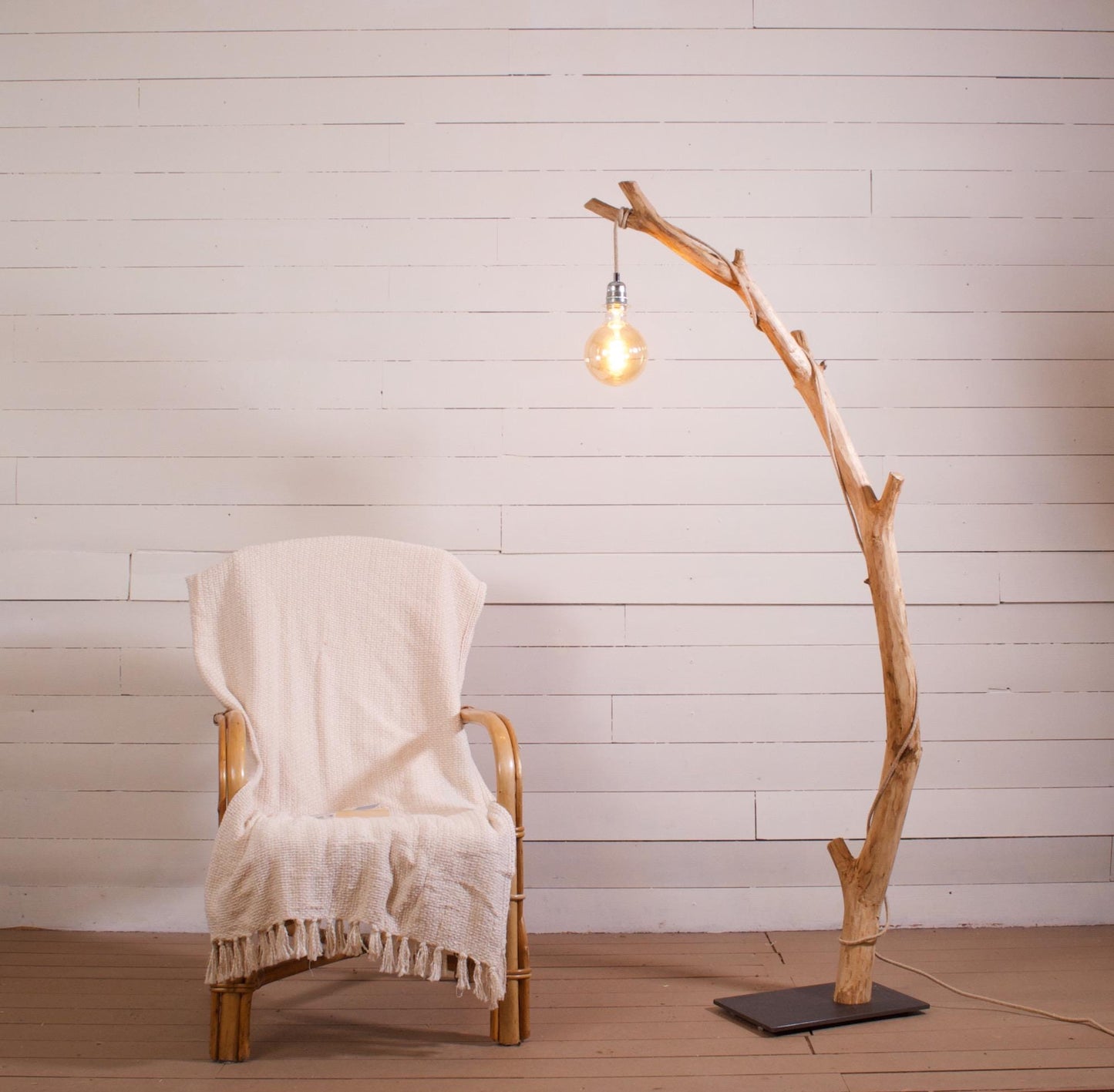 Lampadaire en bois naturel – Branche de châtaignier – Pied acier noir – 160 cm – Abat-jour ou ampoule LED – Pièce unique artisanale