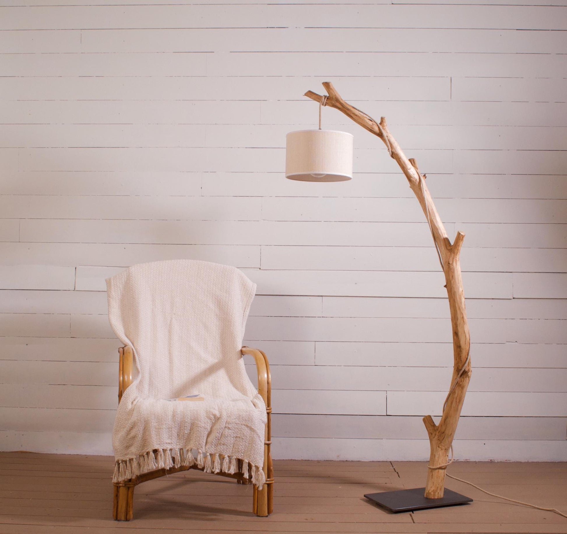 Lampadaire en bois naturel – Branche de châtaignier – Pied acier noir – 160 cm – Abat-jour ou ampoule LED – Pièce unique artisanale