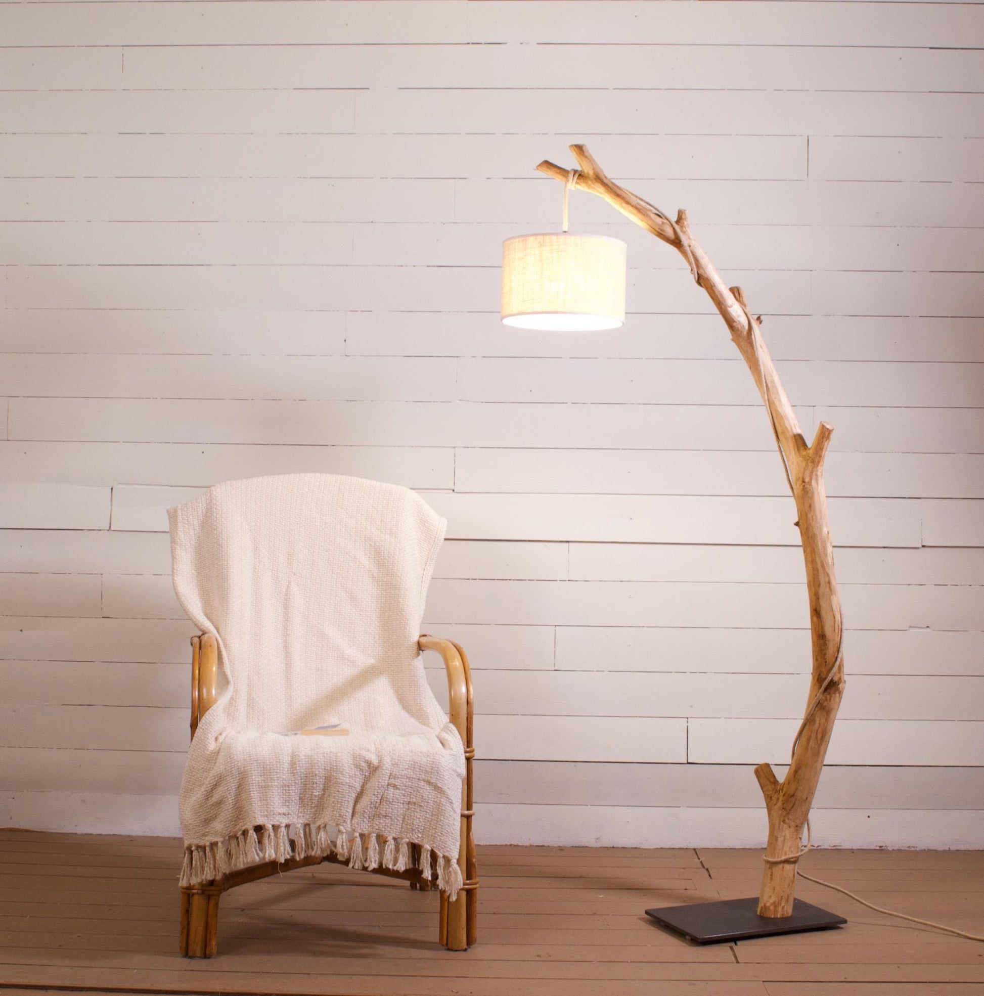 Lampadaire en bois naturel – Branche de châtaignier – Pied acier noir – 160 cm – Abat-jour ou ampoule LED – Pièce unique artisanale