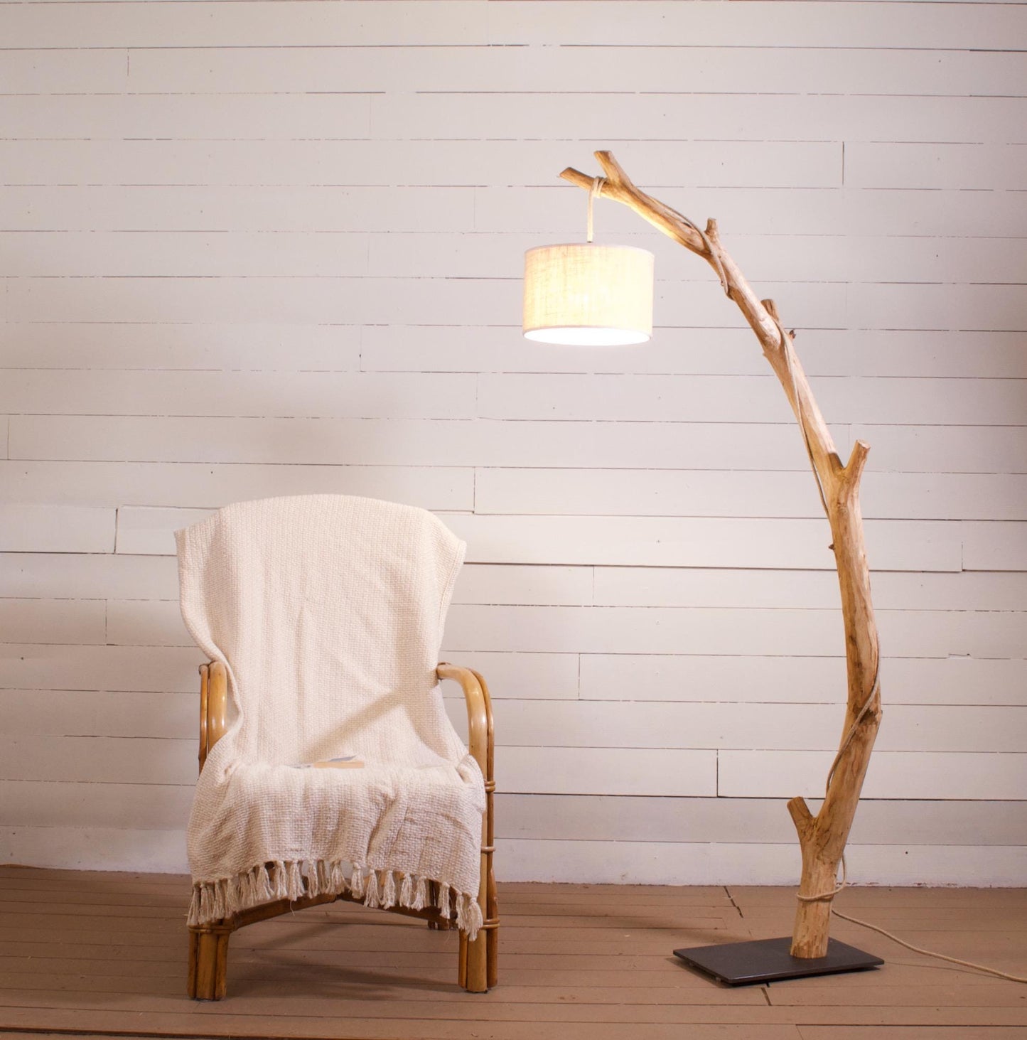 Lampadaire en bois naturel – Branche de châtaignier – Pied acier noir – 160 cm – Abat-jour ou ampoule LED – Pièce unique artisanale