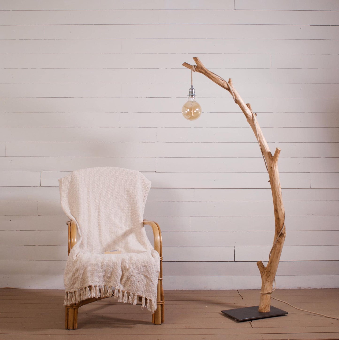 Lampadaire en bois naturel – Branche de châtaignier – Pied acier noir – 160 cm – Abat-jour ou ampoule LED – Pièce unique artisanale