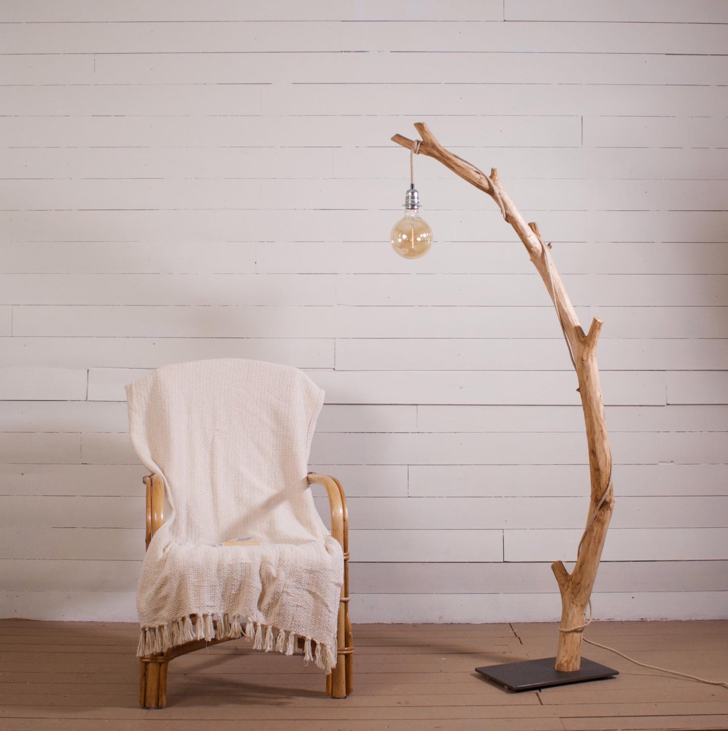 Lampadaire en bois naturel – Branche de châtaignier – Pied acier noir – 160 cm – Abat-jour ou ampoule LED – Pièce unique artisanale