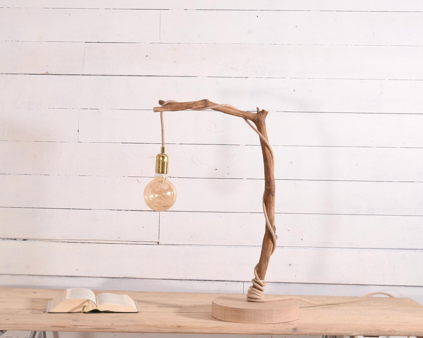 Lampe en bois naturel avec branche – Lampe artisanale bohème – Luminaire en châtaignier et lin – Décoration nature japandi