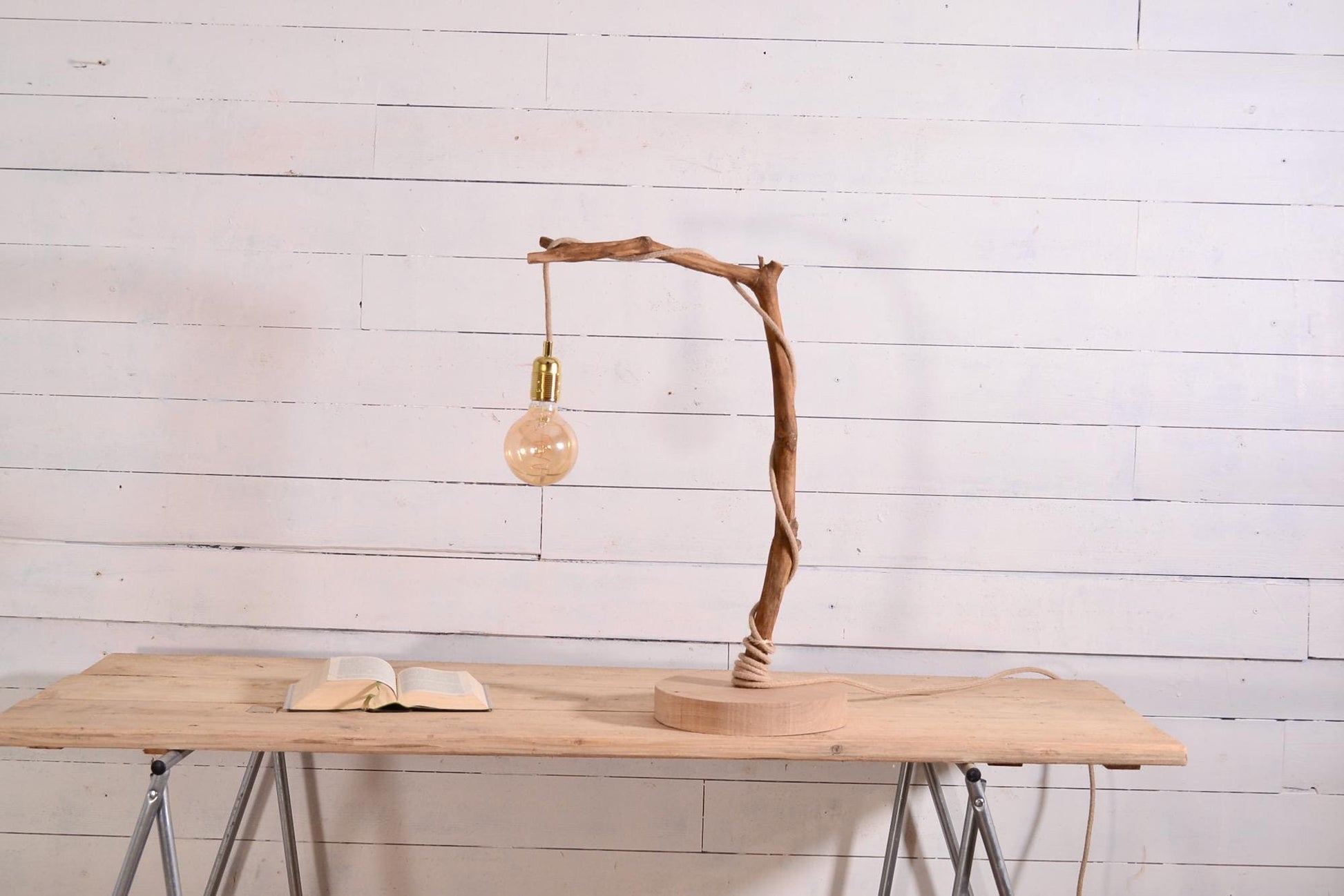 Lampe en bois naturel avec branche – Lampe artisanale bohème – Luminaire en châtaignier et lin – Décoration nature japandi