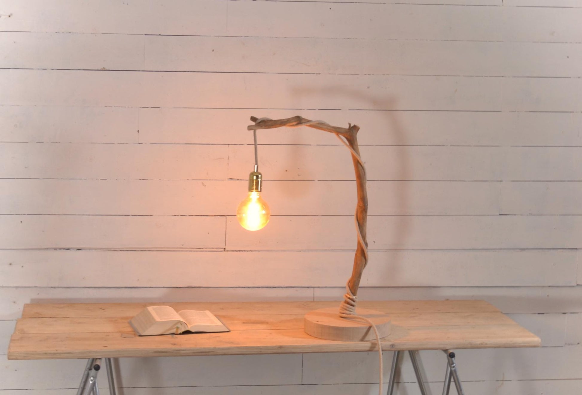 Lampe en bois naturel avec branche – Lampe artisanale bohème – Luminaire en châtaignier et lin – Décoration nature japandi