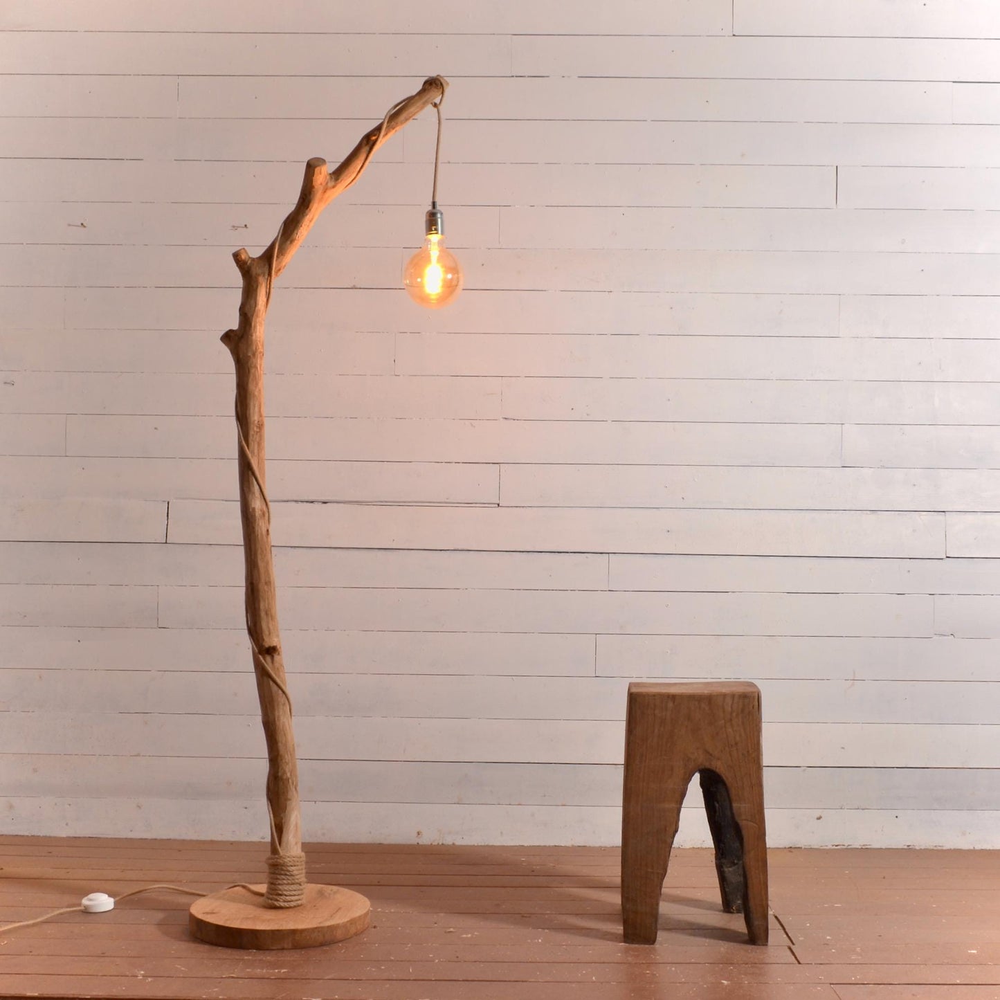 Lampadaire en chêne massif fait main – bois naturel, abat-jour en jute clair ou coton blanc, cordon jute, style artisanal bohème