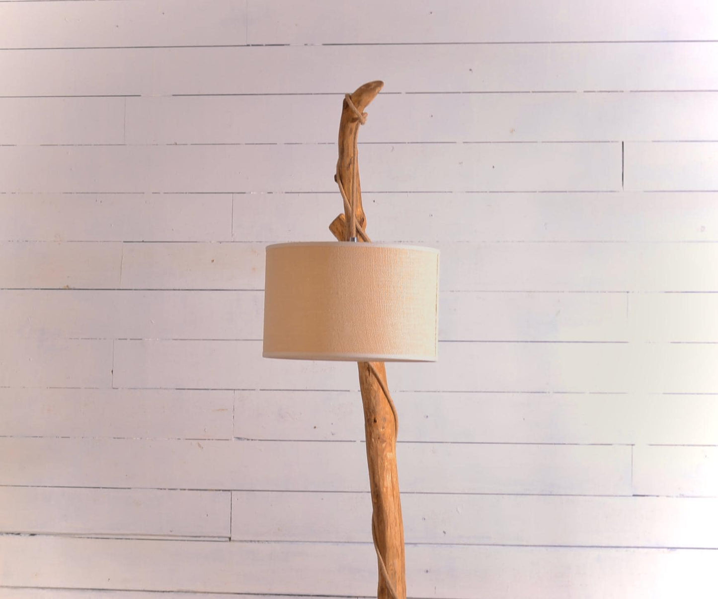 Lampadaire en chêne massif fait main – bois naturel, abat-jour en jute clair ou coton blanc, cordon jute, style artisanal bohème