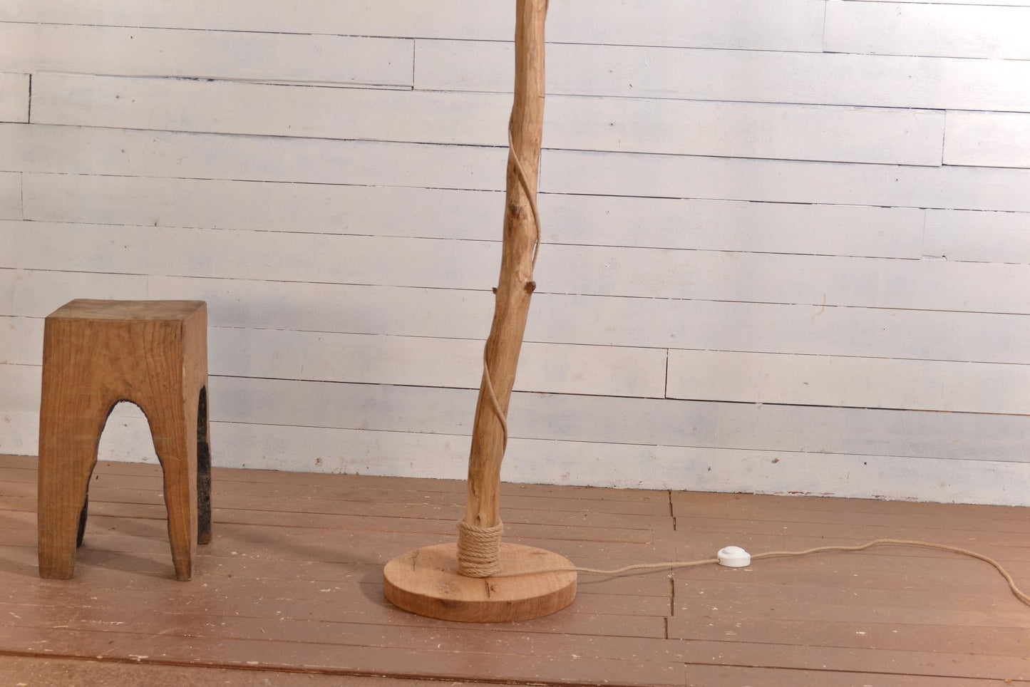 Lampadaire en chêne massif fait main – bois naturel, abat-jour en jute clair ou coton blanc, cordon jute, style artisanal bohème