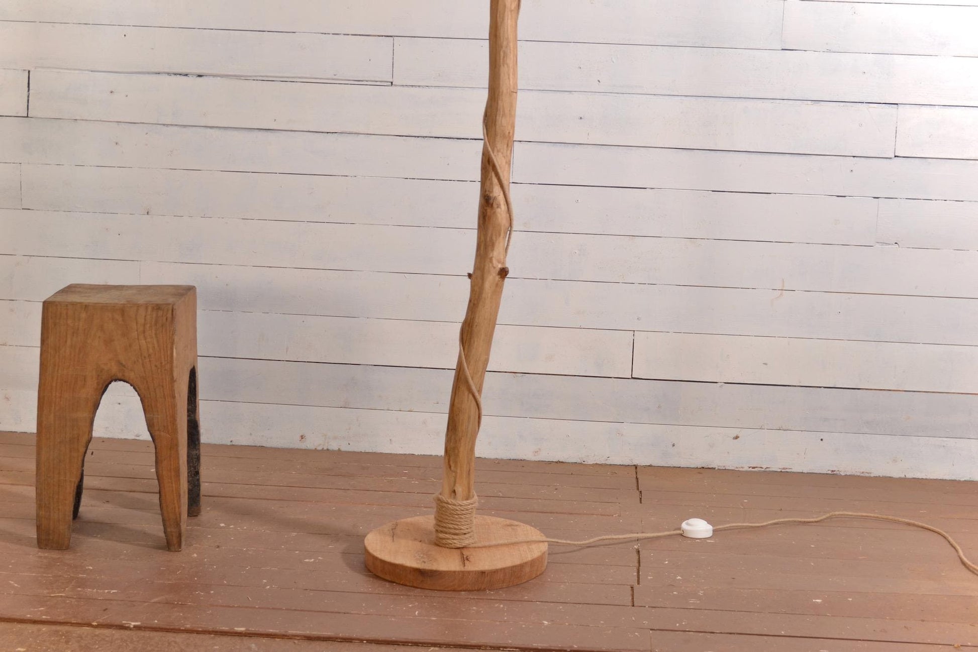 Lampadaire en chêne massif fait main – bois naturel, abat-jour en jute clair ou coton blanc, cordon jute, style artisanal bohème