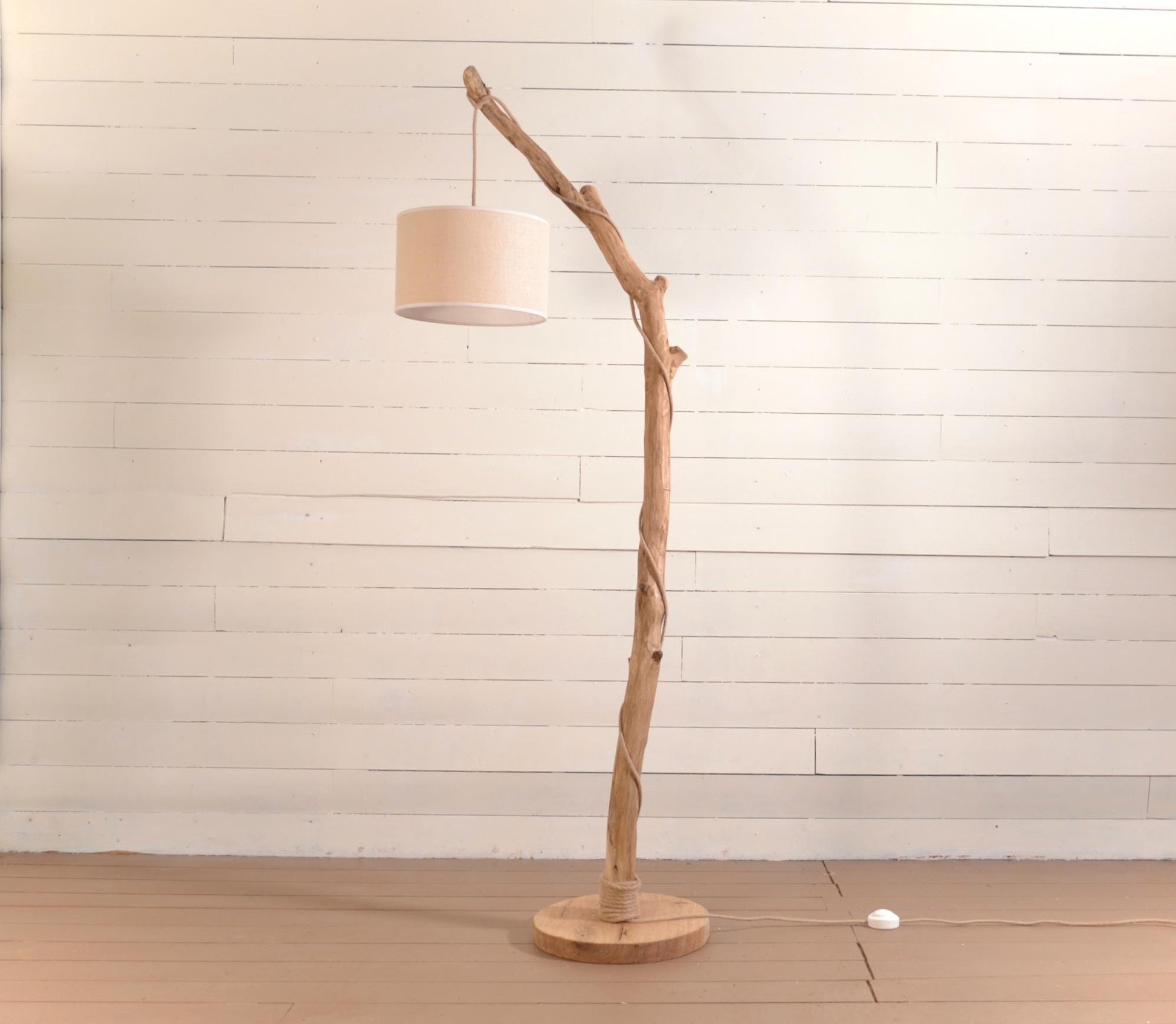 Lampadaire en chêne massif fait main – bois naturel, abat-jour en jute clair ou coton blanc, cordon jute, style artisanal bohème
