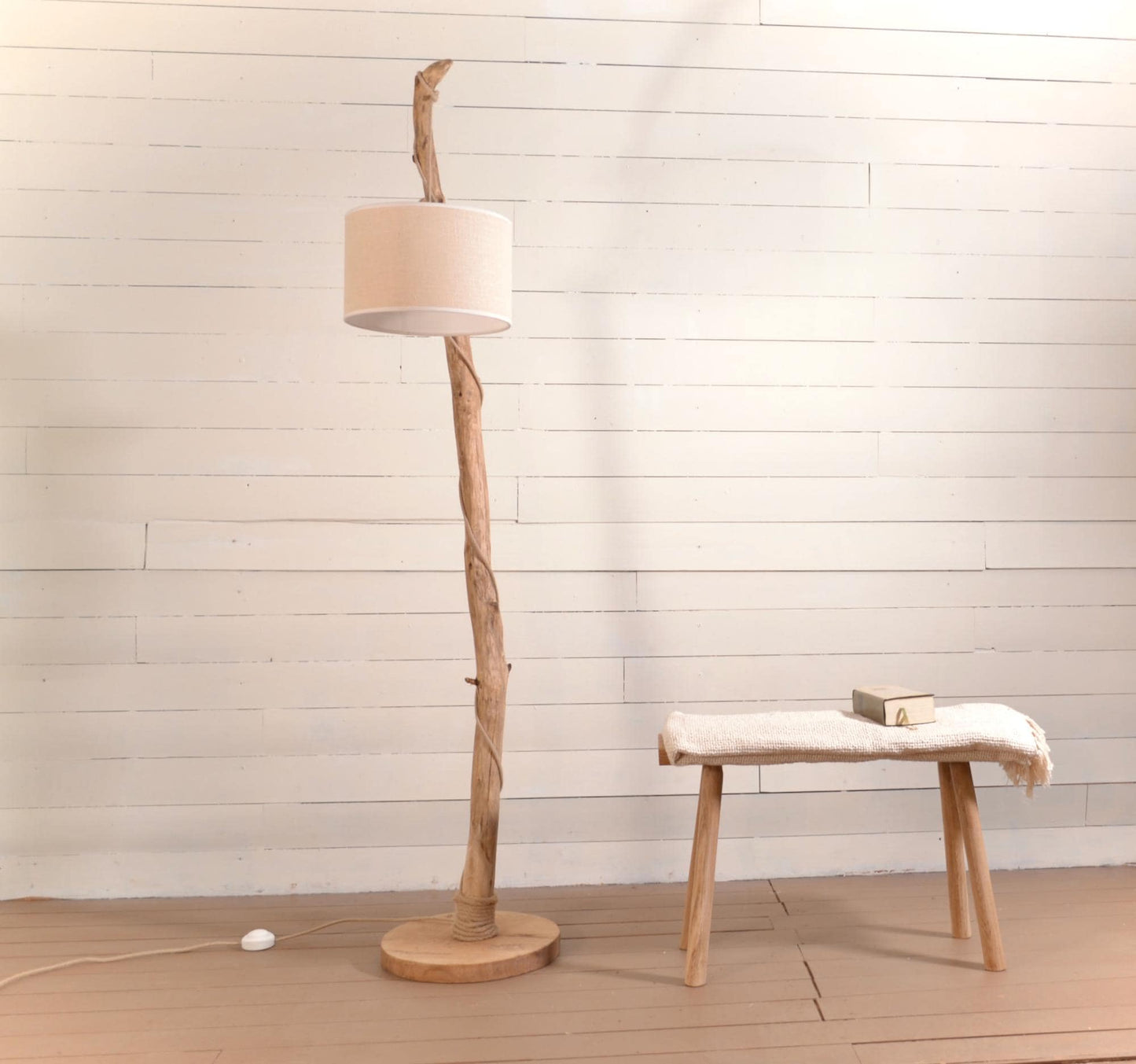 Lampadaire en chêne massif fait main – bois naturel, abat-jour en jute clair ou coton blanc, cordon jute, style artisanal bohème