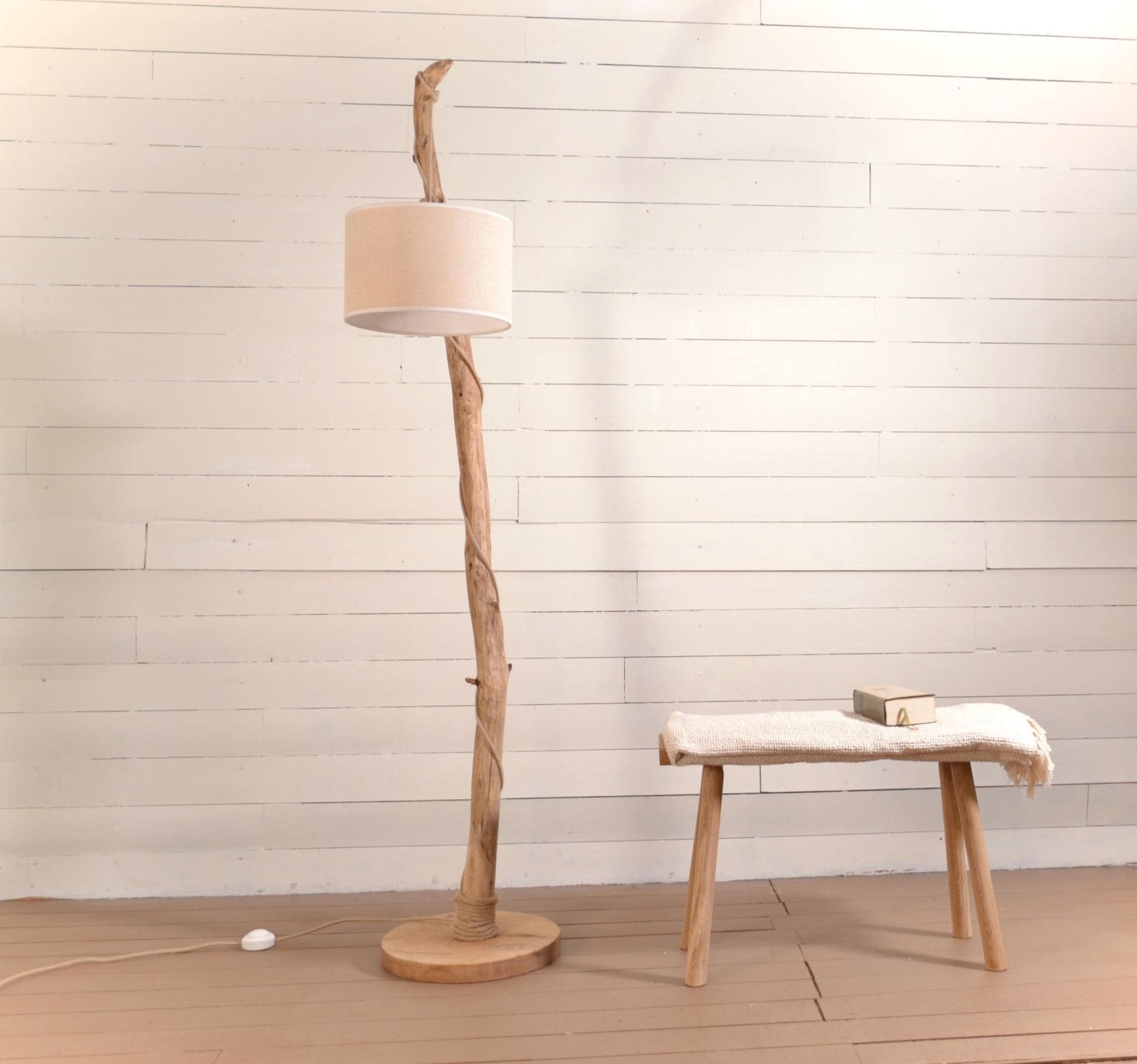 Lampadaire en chêne massif fait main – bois naturel, abat-jour en jute clair ou coton blanc, cordon jute, style artisanal bohème