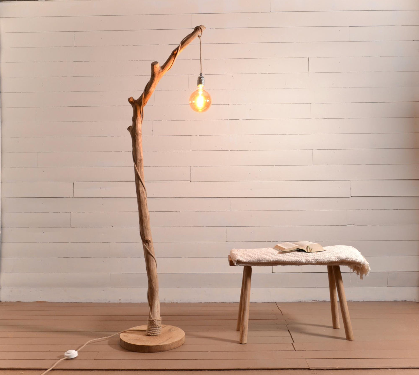 Lampadaire en chêne massif fait main – bois naturel, abat-jour en jute clair ou coton blanc, cordon jute, style artisanal bohème
