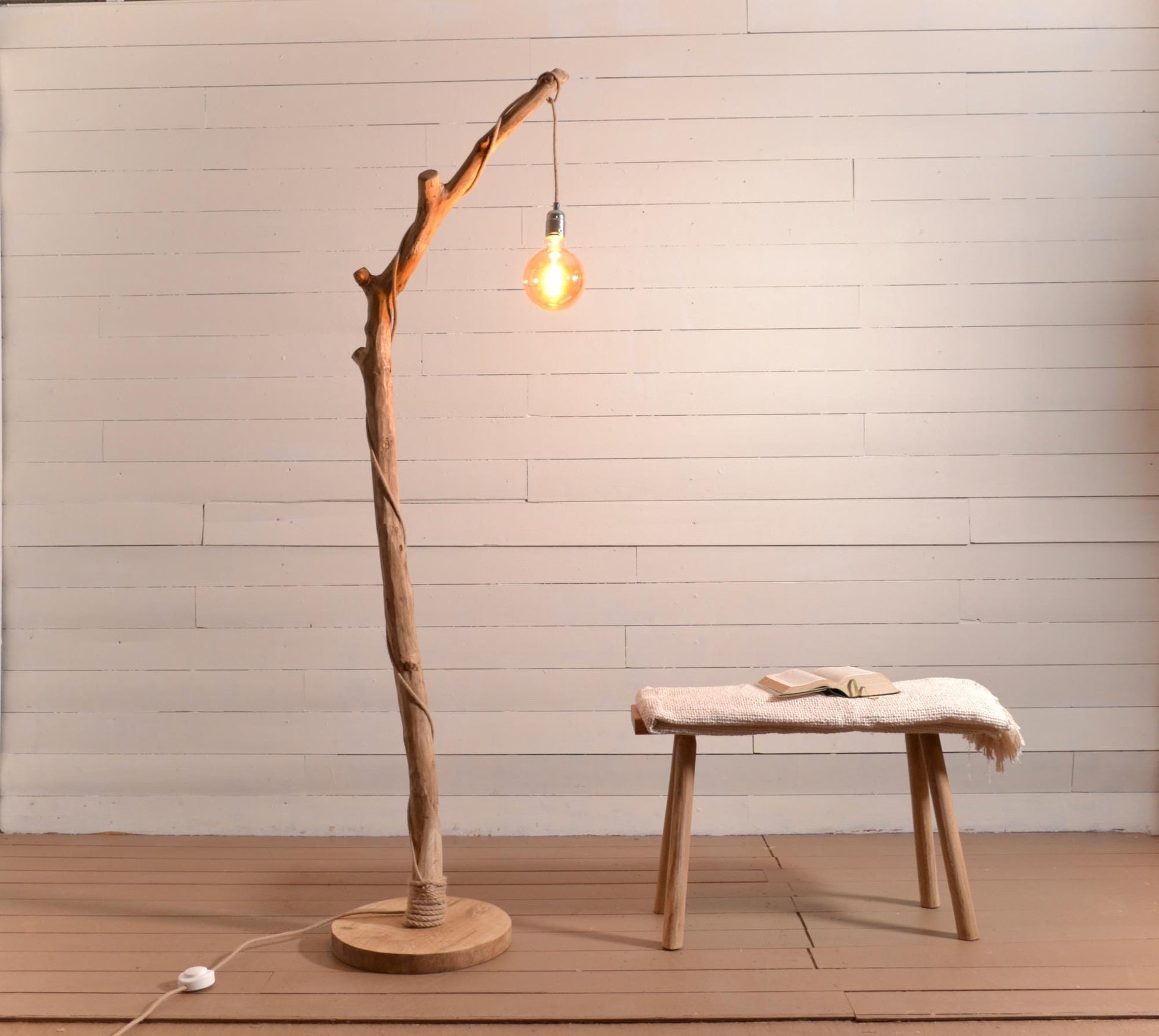 Lampadaire en chêne massif fait main – bois naturel, abat-jour en jute clair ou coton blanc, cordon jute, style artisanal bohème